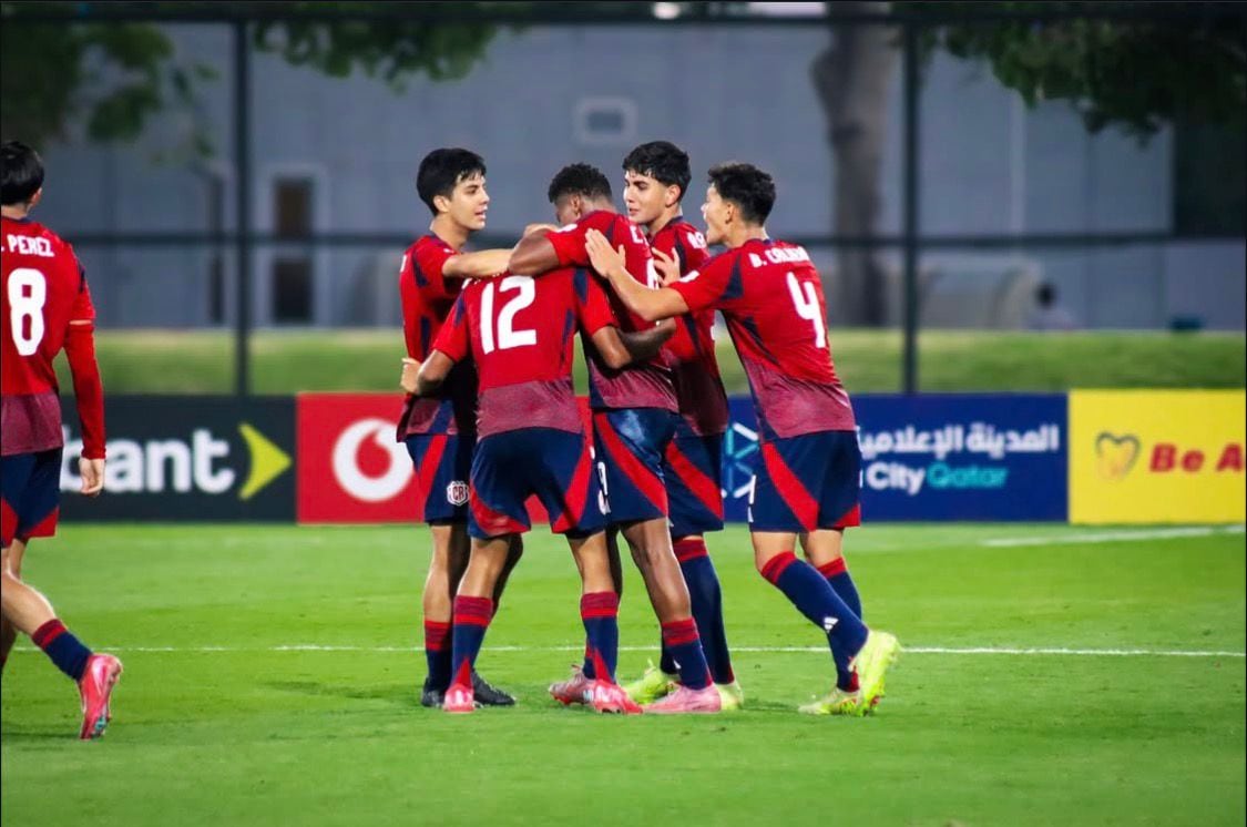 La selección de Costa Rica celebrando su gol en el Mundial Sub-17 de Qatar