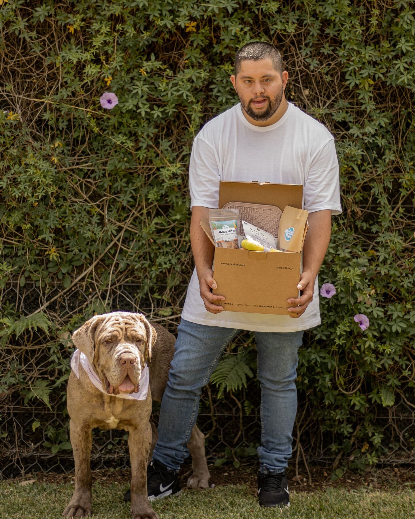Mario Alberto Murillo Soto es un joven alajuelense de 30 años quien, además de ser músico, deportista y un apasionado por los perros, es un emprendedor con un corazón enorme que puso un negocito que se llama Mochibox