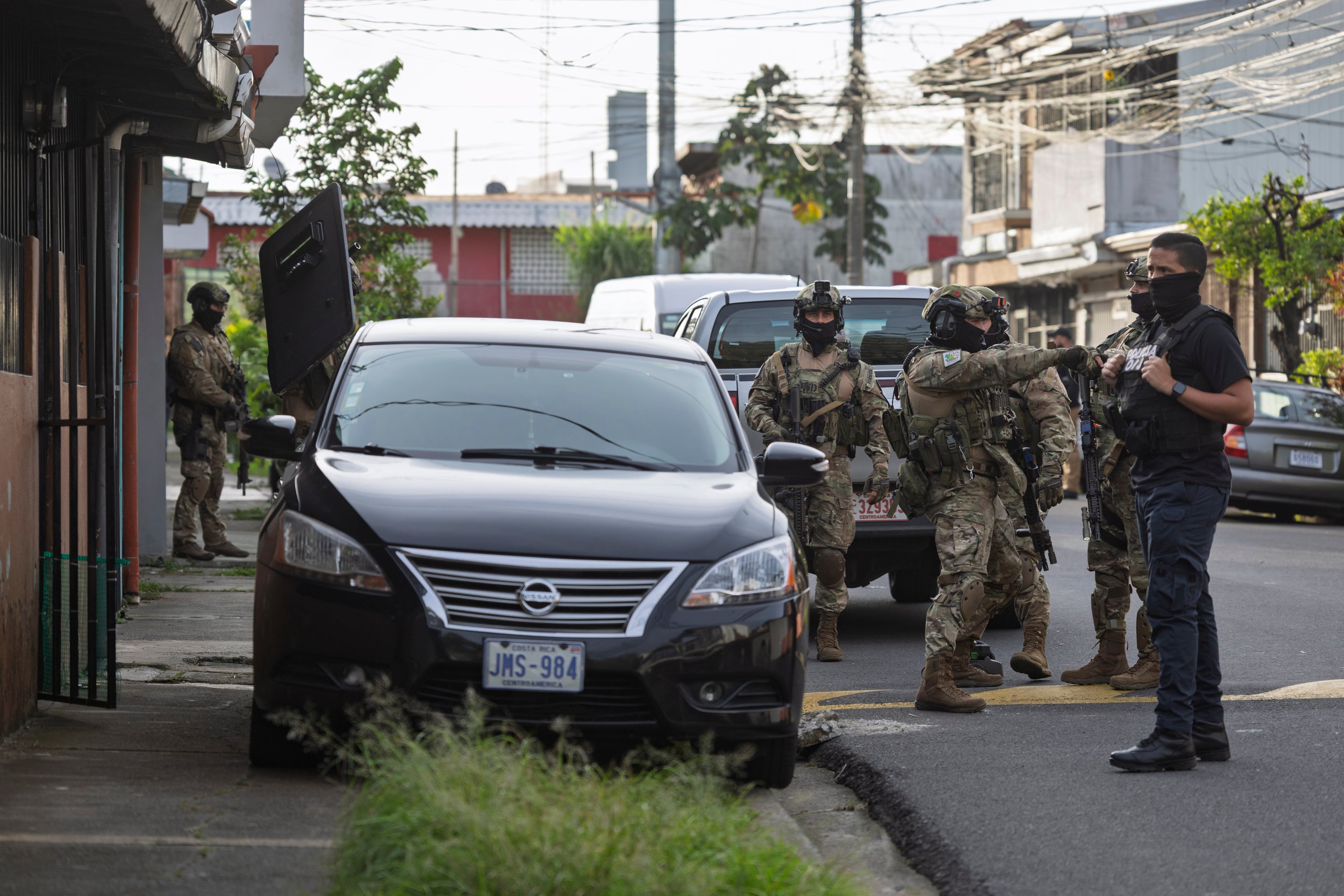 12/09/2025, San José, Tibas, León XIII, Allanamientos para capturar a los sospechosos de cometer el asesinato del militar nicaraguense Roberto Samcam, en el allanamiento estuvo el director del OIJ Randall Zúñifa y el fiscal general de la república Carlo Diaz.