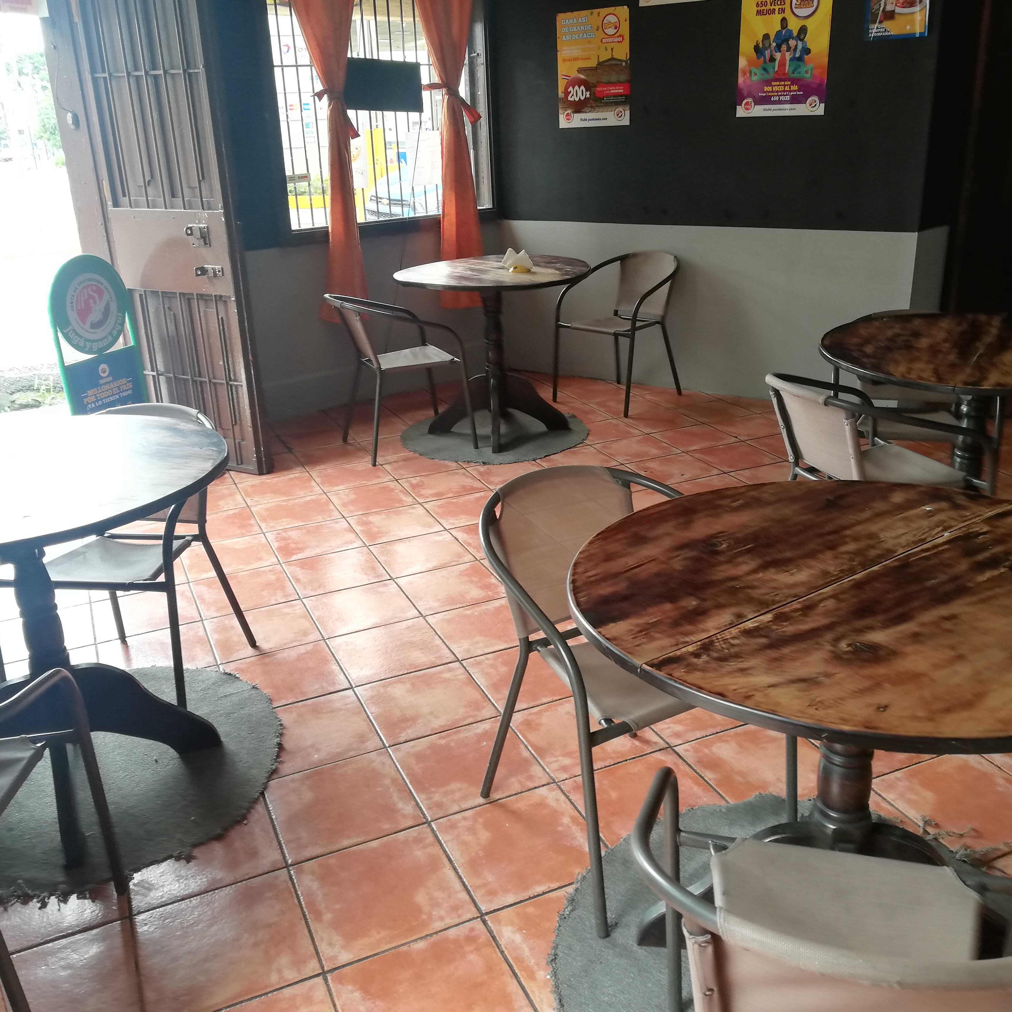 En el Restaurante Doña Juani, frente a la muni de San José, se vendió el pasado 10 de junio el lotto que un día después le dio 247,8 millones de colones a una muchacha de 24 años que creyó que se había pegado solo diez mil colones, pero en el restaurante le dijeron que eran millones lo que había ganado.