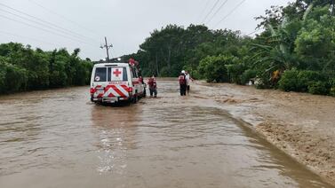 ¡Alerta! Río San Carlos tiene atrapados a 50 trabajadores