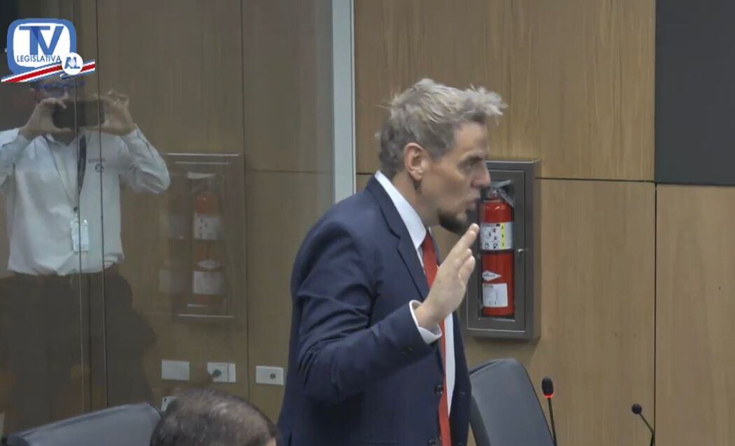 Eloy Mora compareció ante los diputdos por el polémico video Salto al vacío.