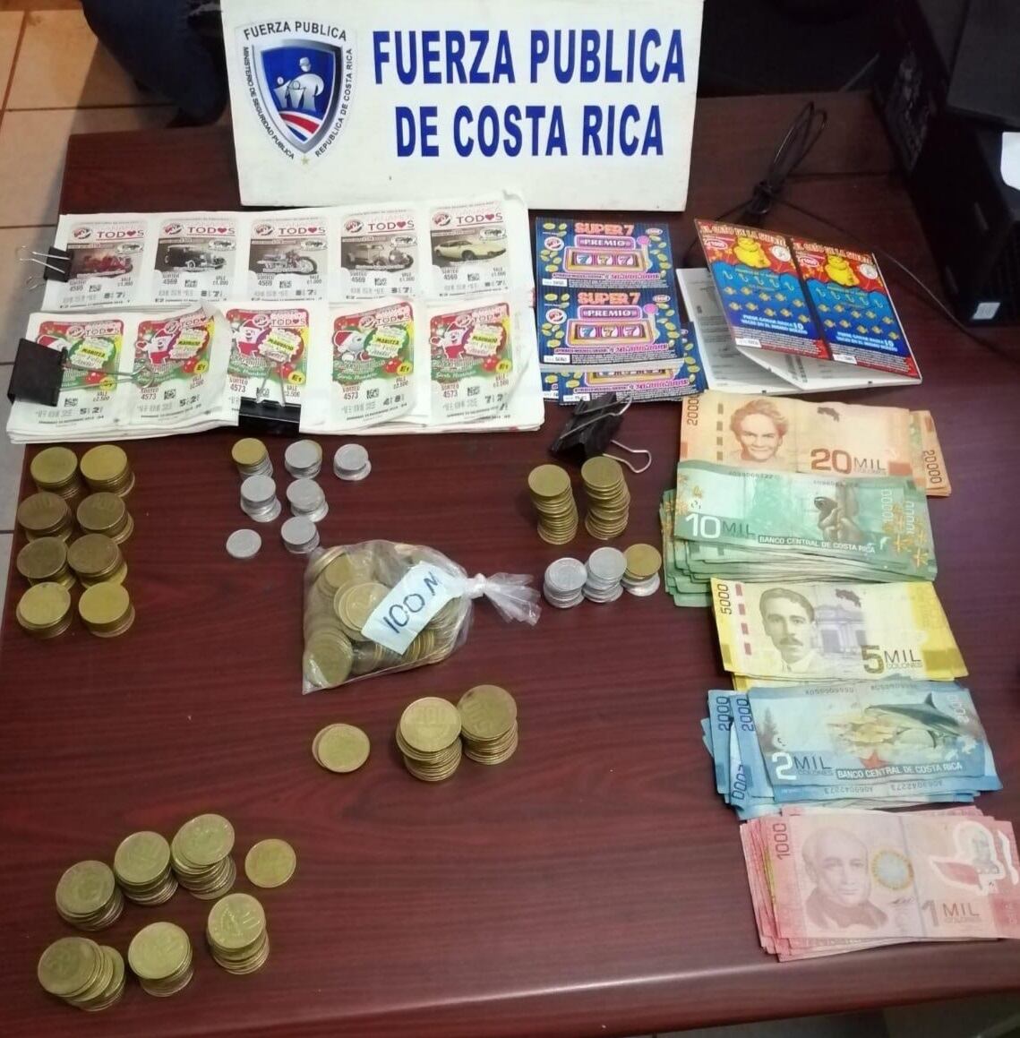 Detienen a sujeto de apellido Jiménez como sospechoso de asaltar puesto de lotería en Santa Ana. Foto MSP.