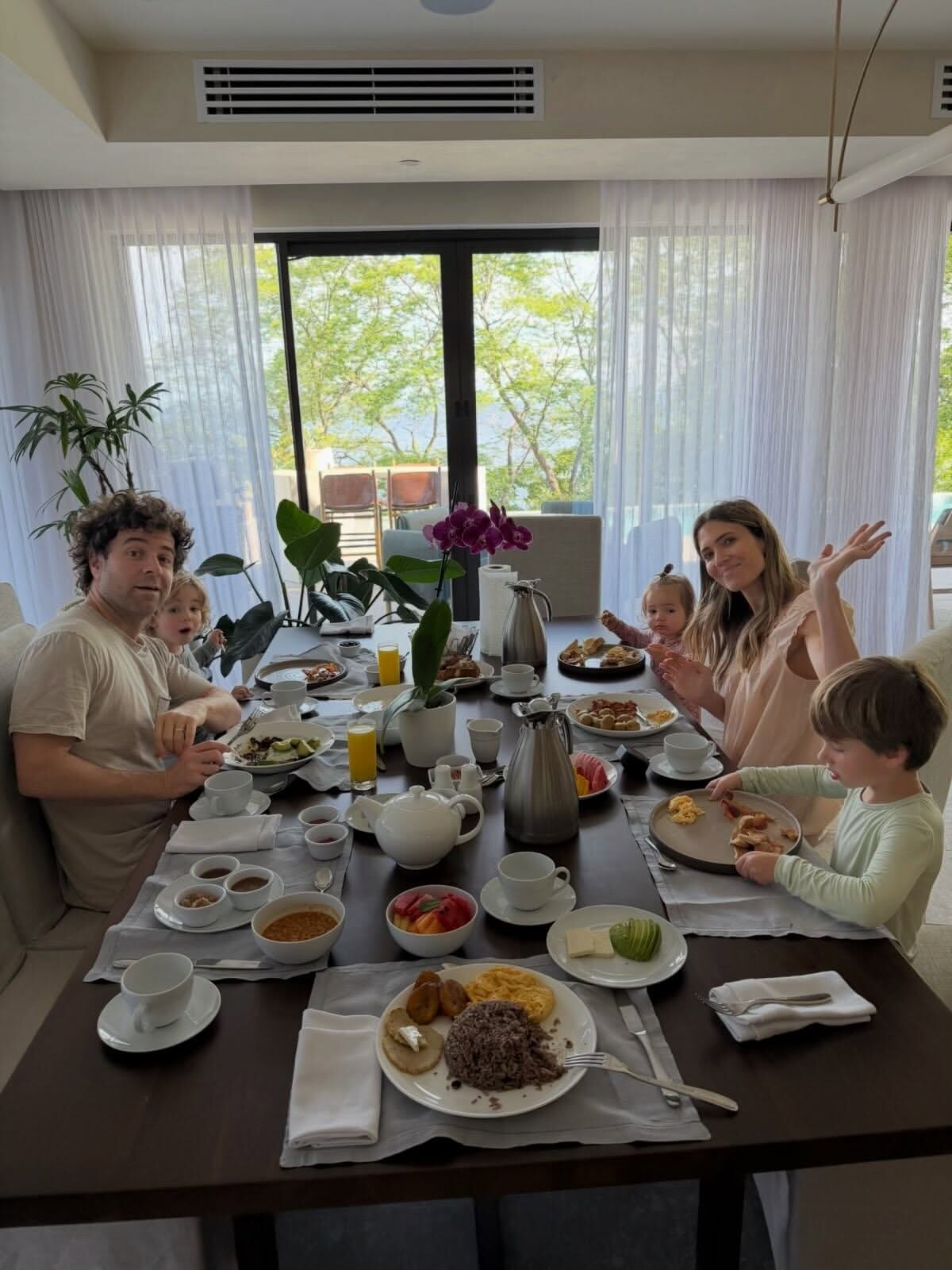 La actriz y cantante estadounidense Mandy Moore, recordada por protagonizar la exitosa película A Walk to Remember (Un paseo para recordar), está de vacaciones en Costa Rica con su familia.