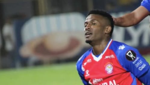 Derrikson Quirós juega en el Xelajú de Guatemala.