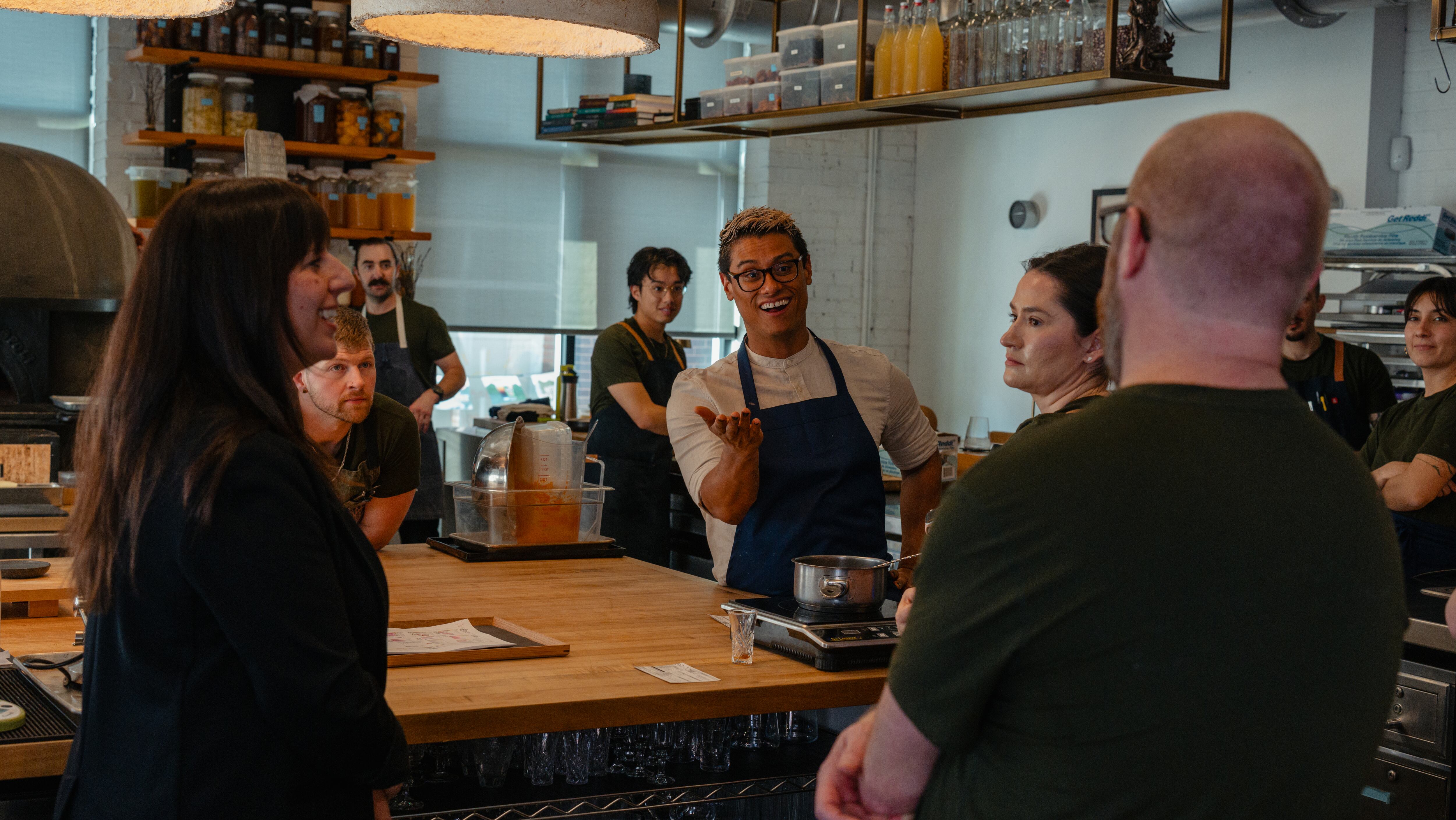 Byron Gómez Chacón, un herediano de la pura cepa, pero con sangre nicoyana corriendo por sus venas, es el primer costarricense en la historia que logra ganarse, en setiembre pasado, a puro esfuerzo una “Estrella Michelín”,