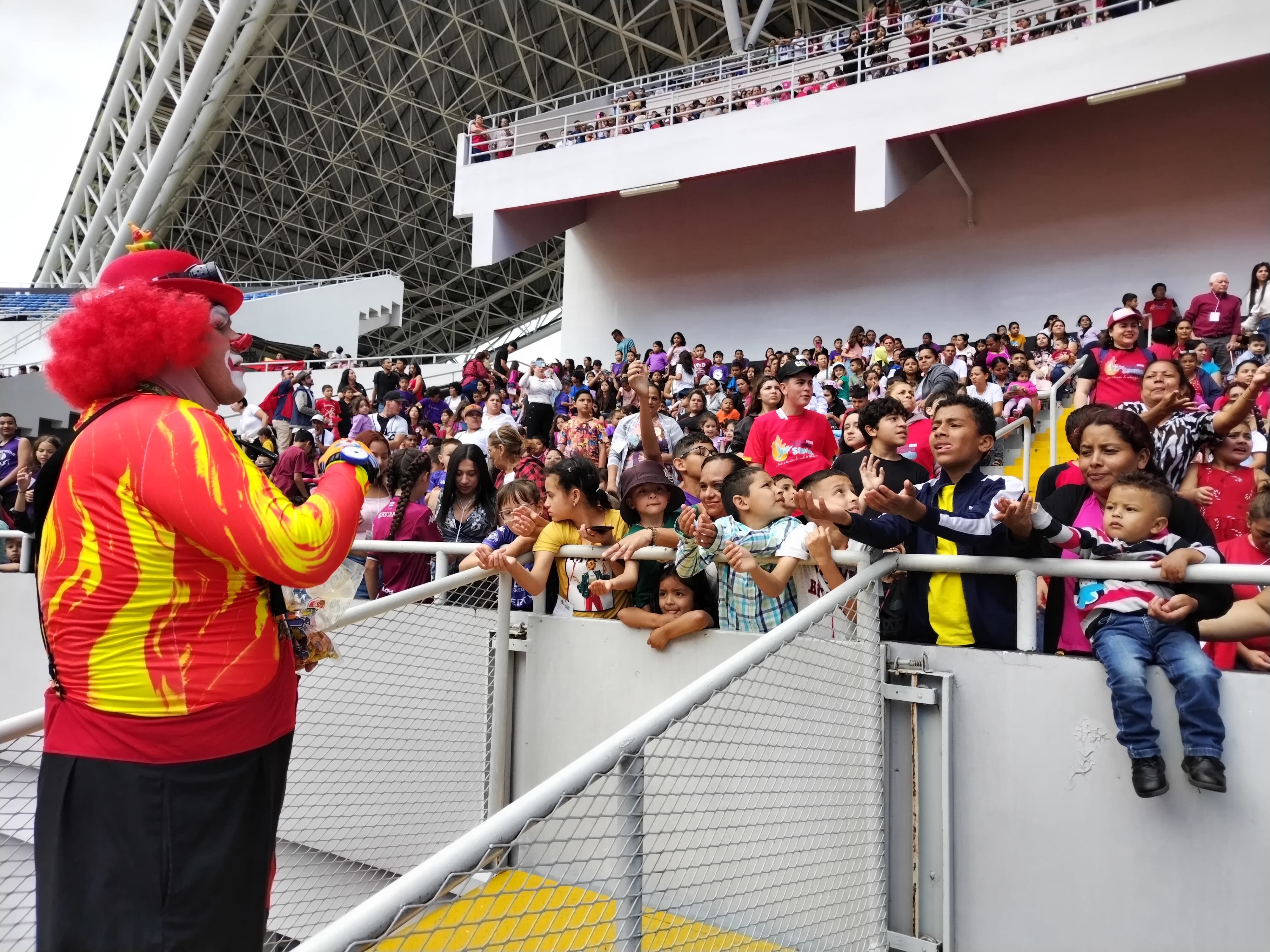 Farlen Aguilar Elizondo, nació el 23 de junio de 1995 en Santiago de Puriscal, es el payaso Chiquitín, el payaso más alto de Centroamérica, mide 2 metros y 2 centímetros