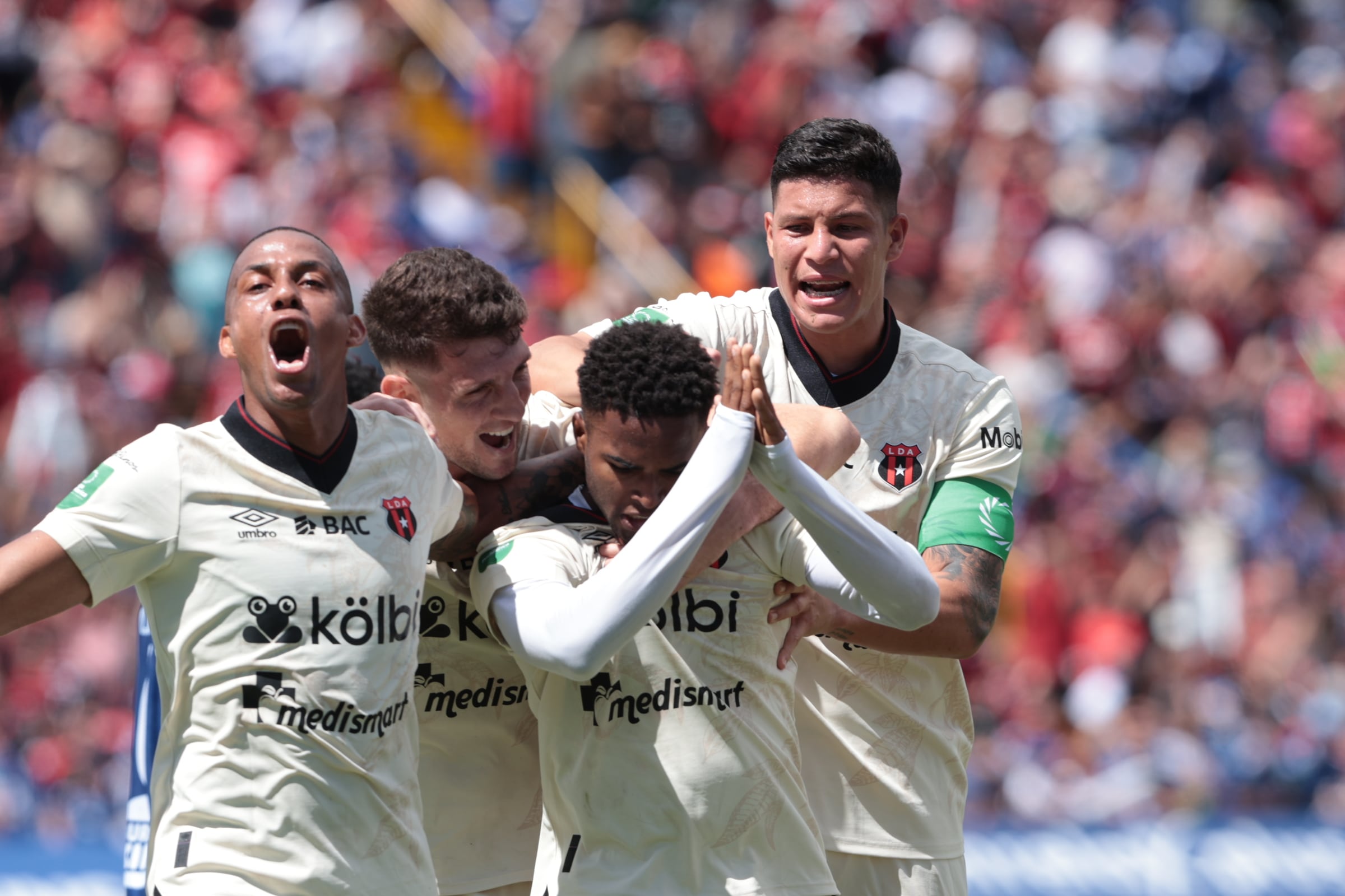 30/11/2025/ Juego entre Club Sport Cartagines vs Liga Deportiva Alajuelense por la fecha 17 del torneo apertura de l Liga Promerica en el estadio Fello Meza / foto John Durán