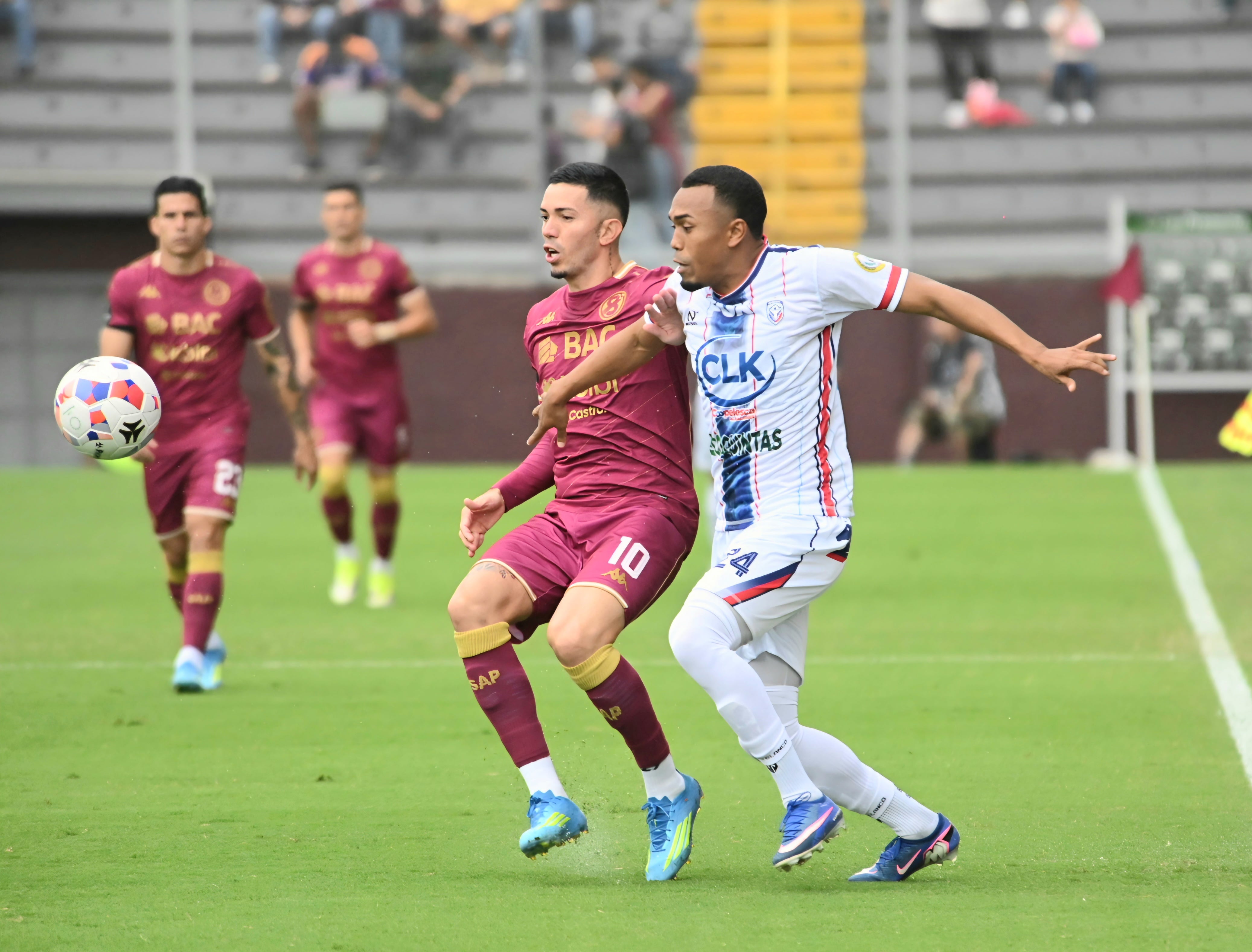 02 de agosto del 2026. Estadio Ricardo Saprissa. 16:00 hrs. El Deportivo Saprissa se enfrenta al San Carlos FC en la jornada 2 del Torneo de Apertura 2026 del Campeonato Nacional de fútbol de la Primera División. En la foto: los técnicos Hernán Medford y Walter Centeno y acciones importantes del juego. Foto: Albert Marin.