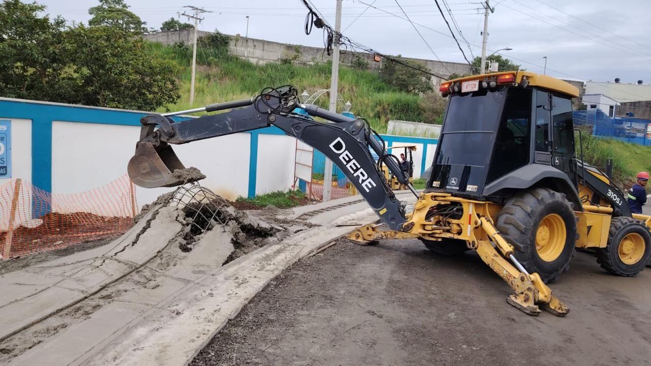 El Motel de Paso Cascada lucha porque el amor y la pasión no cierren sus puertas ante arreglos en la calle y tuberías que está realizando la municipalidad de San José, Acueductos y Alcantarillados y el Ministerio de Obras Públicas y Transportes
