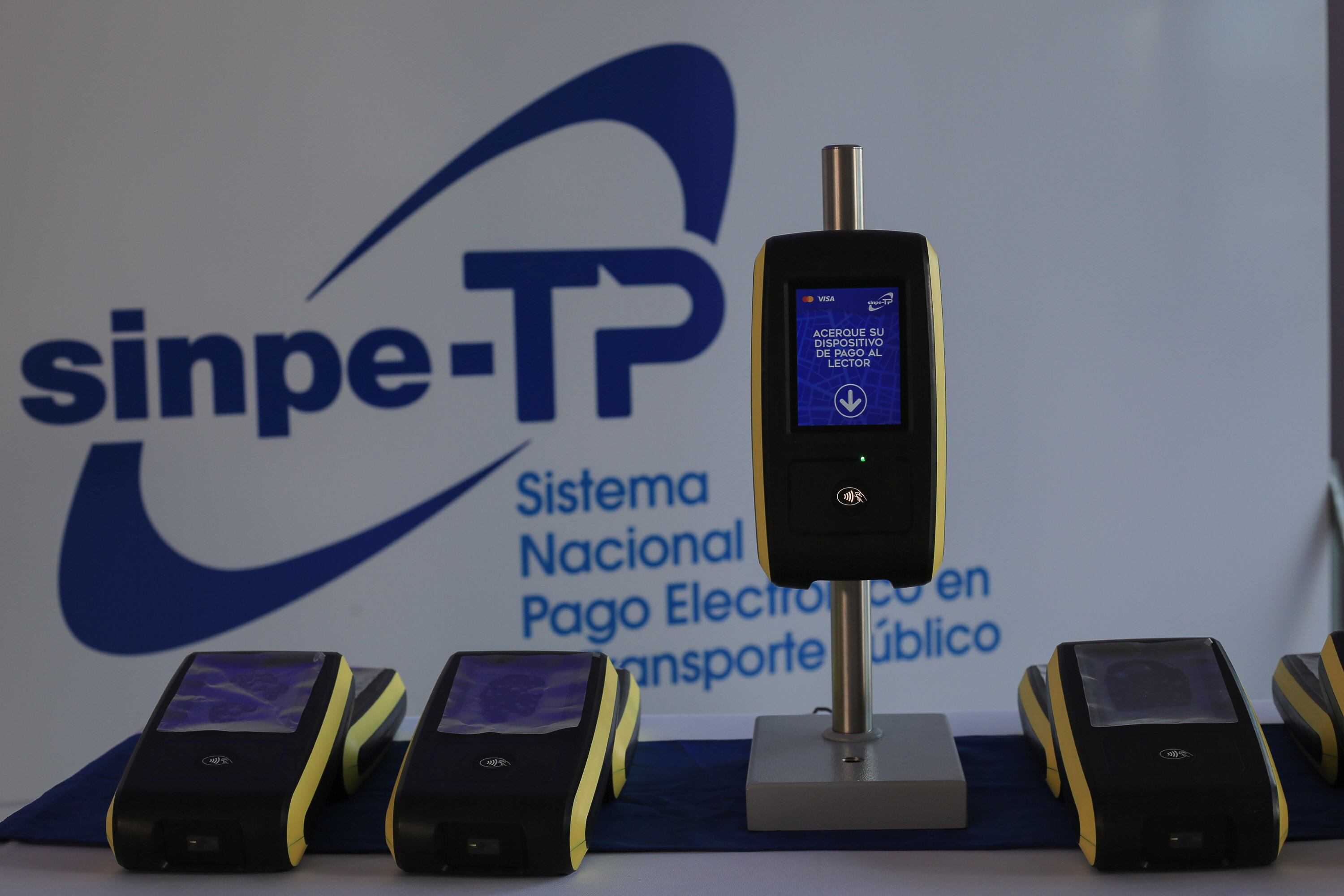 Inicio plan piloto pago electrónico en servicio de trasnporte público de autobuses. 29 abril 2022. Desde este viernes 29 de abril usted ya puede pagar con su tarjeta de crédito el pasaje de las dos primeras rutas de buses: Sabana-Estadio y Sabana-Cementerio. El acto de presentación se hizo en el Estadio Nacional y estuvo presente el presidente del país, Carlos Alvarado, la primera dama, Claudia Dobles y el ministro de Transportes, Rodolfo Méndez Mata. Foto: Roberto Carlos Sánchez @rosanchezphoto