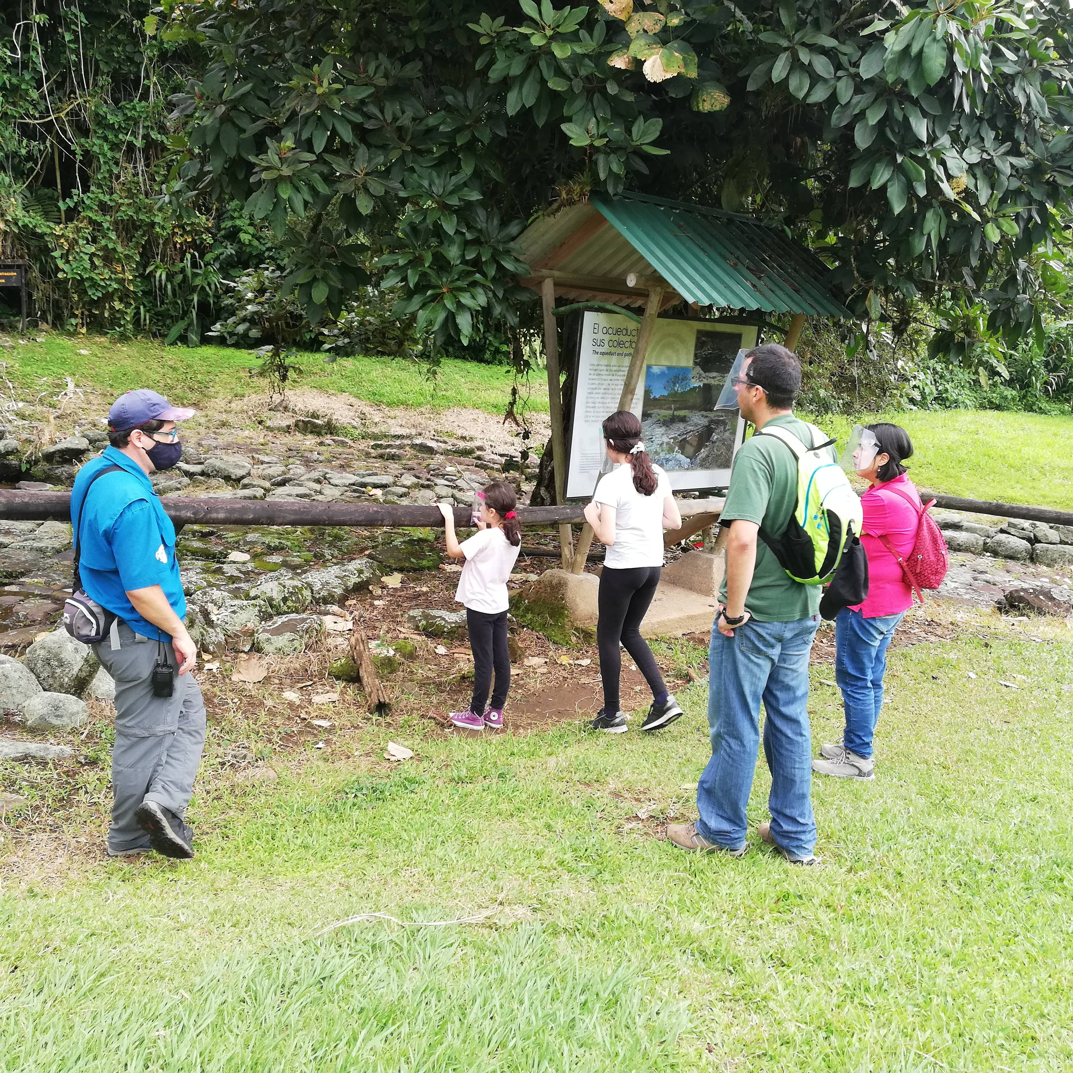 Montserrat Zúñiga de 11 años, sus papás Luis Zúñiga y doña Carolina Chacón, junto a la otra hija Camila, en el Monumento Nacional Guayabo, junto al guía turístico Alejandro Calderón.