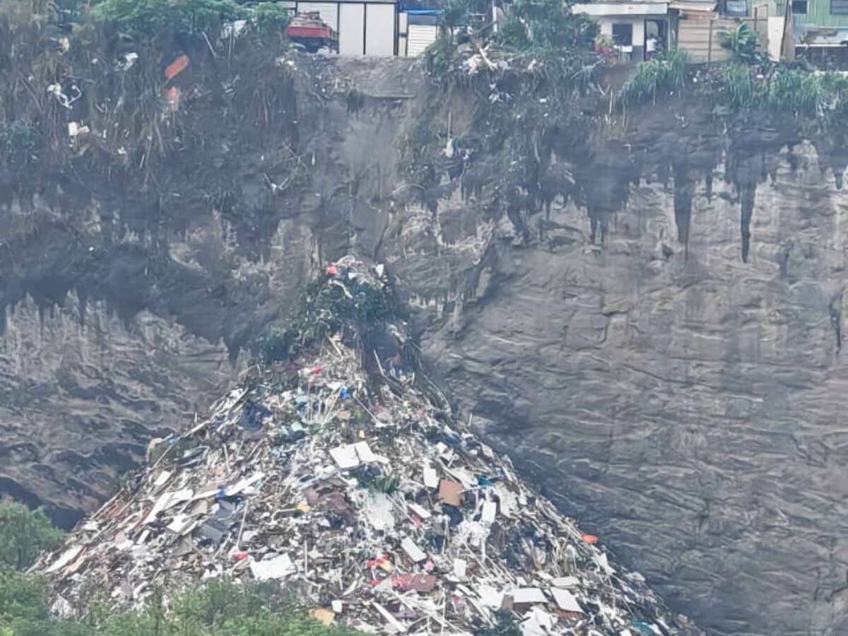 En Lomas y La Carpio la basura ya casi está llegando al nivel de las casas.