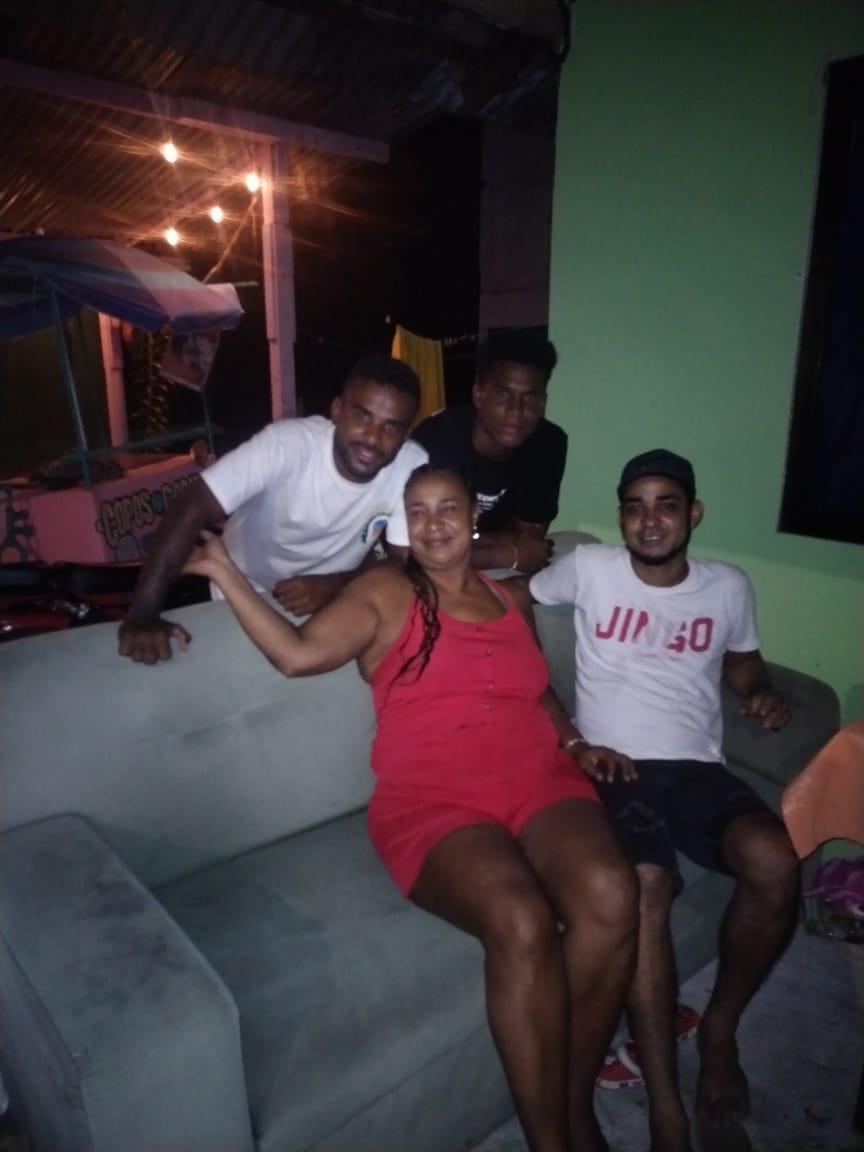 Doña Aida Dosman, mamá de Samir Taylor junto a sus hijos Derian y Randy