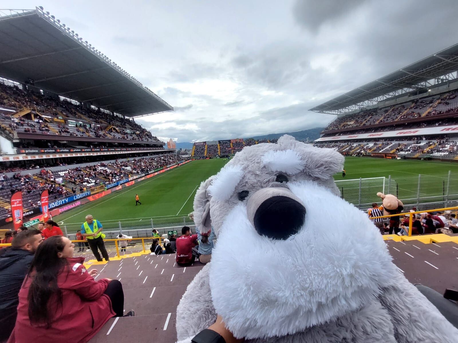 Kenneth Sánchez es un niño de 11 años que vive en Hatillo y que el domingo pasado fue al estadio Ricardo Saprissa con un peluche para donarlo ante el llamado que hicieron el equipo morado y la Asociación Obras del Espíritu Santo
