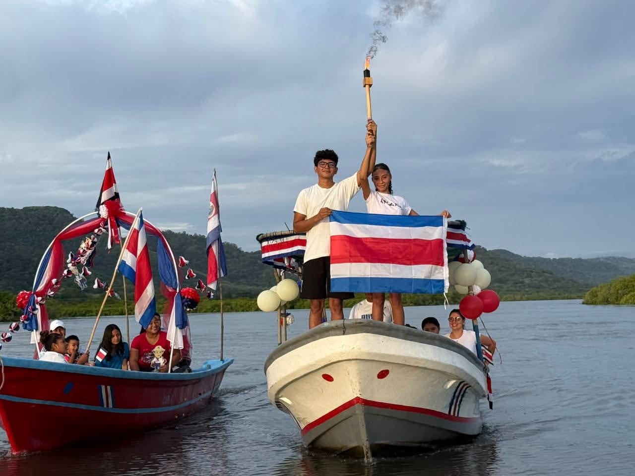 La Antorcha de la Independencia no se detiene. Ingresó a Costa Rica el pasado domingo 13 de setiembre a eso de las 10 de la mañana y sigue avanzando alegre y patrióticamente por todo el país el 14 de setiembre