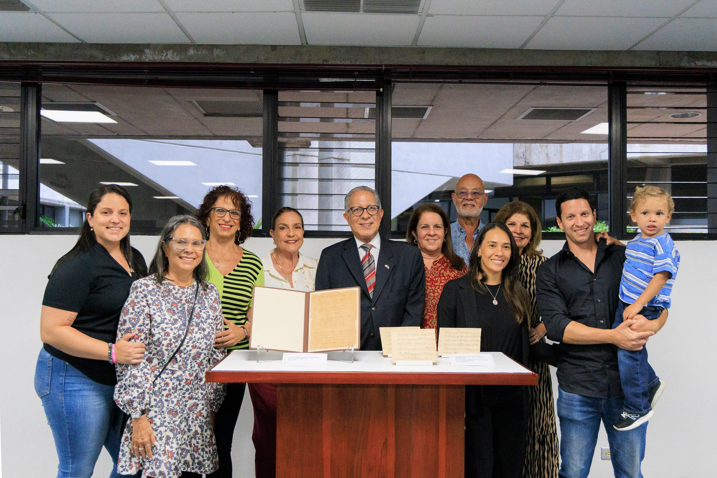 Con tremenda alegría, bombos y platillos, este jueves 27 de marzo el Archivo Nacional, nos ha confirmado una muy linda noticia, a nuestro amado Himno Nacional le apareció un “hermanastro” que a partir de hoy fue “reconocido” con todas las de la ley.
Para que el “hermanastro” pasara a ser ya oficial de todos los costarricenses, el pasado 25 de marzo se realizó la firma de un contrato de donación con la familia Maduro Gallardo. “El documento, que perteneció al señor Ernesto Levy Maduro Capriles, se custodió por la familia Maduro durante varias generaciones. Según indicó Ana Maduro Gallardo, esta pieza se generó gracias a un encuentro fortuito en Puntarenas entre su abuela y don José María Zeledón. 
“Durante esa reunión, Zeledón accedió a escribir la letra del Himno Nacional para su padre, acompañándola con una dedicatoria especial, la cual se guardó con esmero por la familia a lo largo del tiempo”, explica el Archivo Nacional.