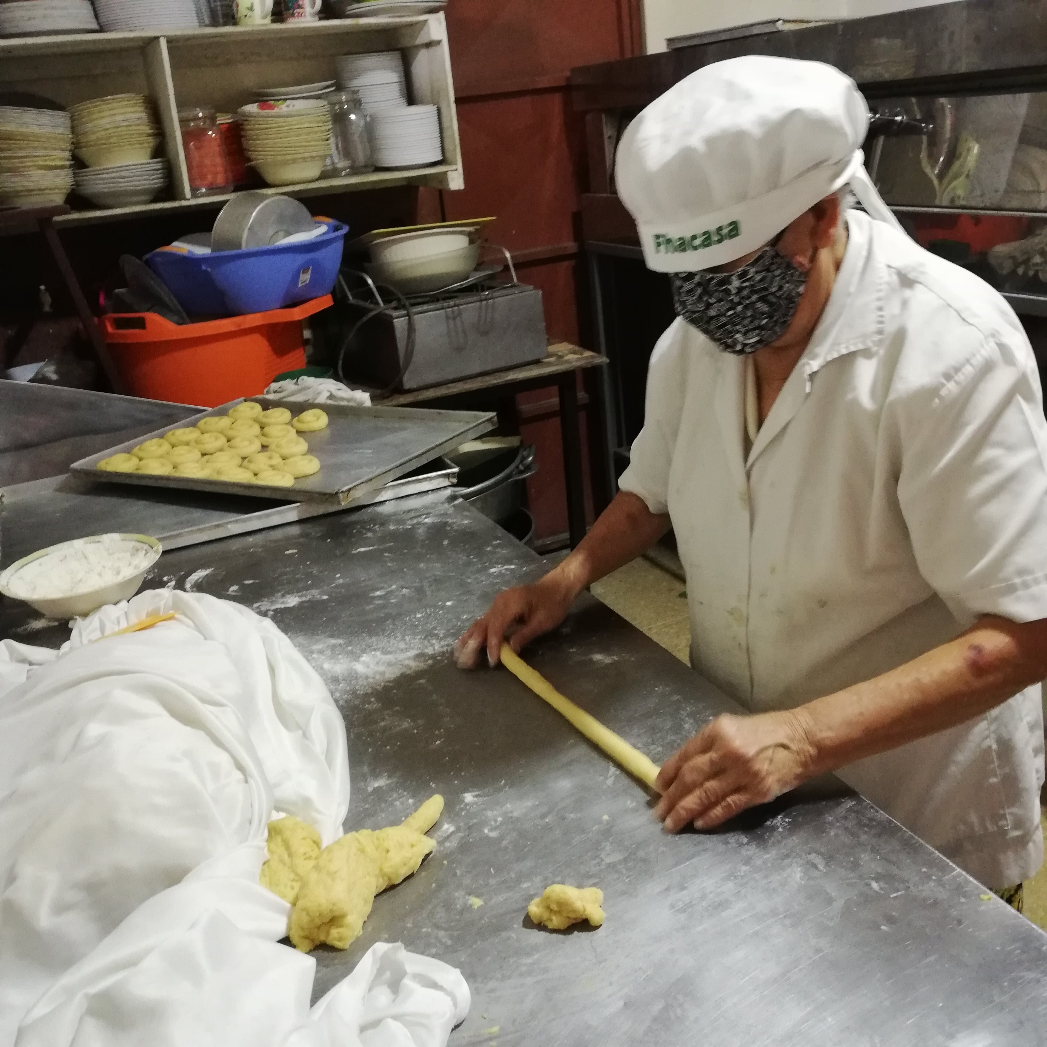 El cantón de Alajuelita tiene todo listo para comenzar, este miércoles 6 de enero del 2021, las Fiestas Patronales en honor al Santo Cristo de Esquipulas, celebraciones que se disfrutarán hasta el próximo 31 de enero de forma personal y virtual. En la foto, doña Marta Flores quien tiene 25 años de hacer pancito casero para las fiestas.