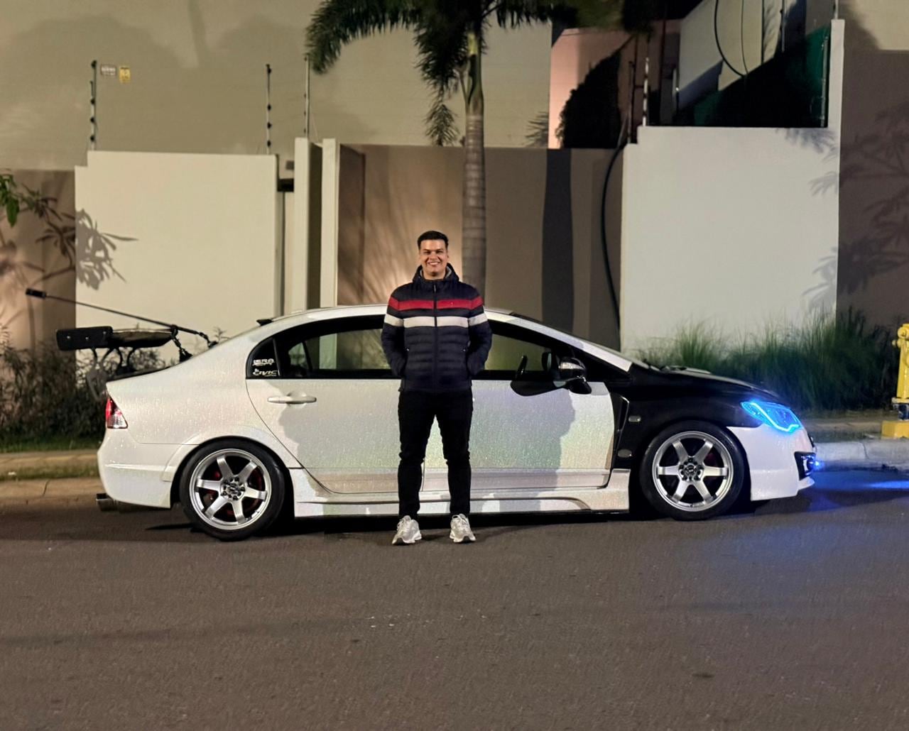 Marco Peña es el dueño del Honda Civic 2011 que él le apoda "La Kmaleon"