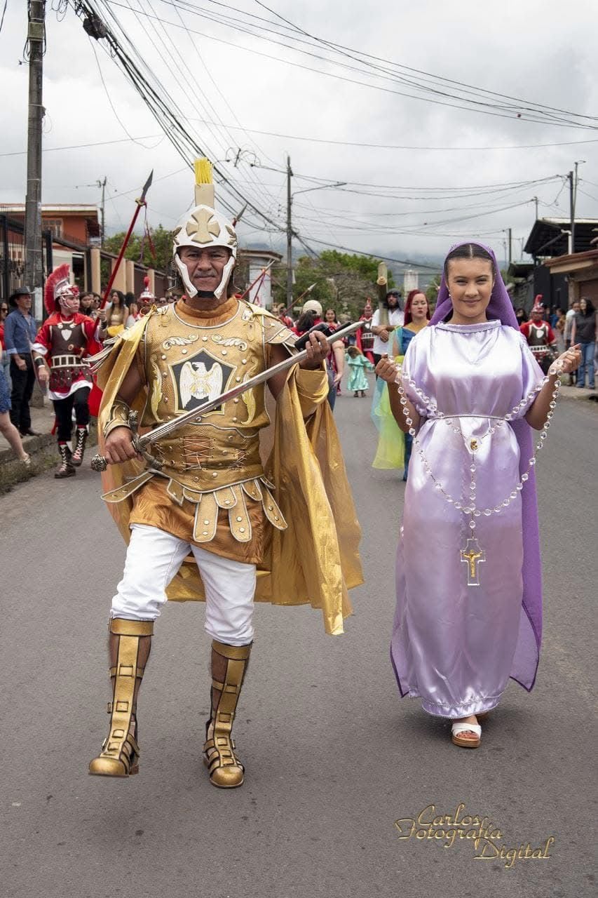 Efraín Quirós Vargas, tiene 57 años y desde los 8 forma parte de la Hermandad de Jesús Nazareno, una de las más tradicionales de todo Cartago. Este 2025 celebra con el corazón lleno de gratitud y amor a Dios sus 49 años como soldado romano. En la foto acompañado de su hija, Sharon Andrea.