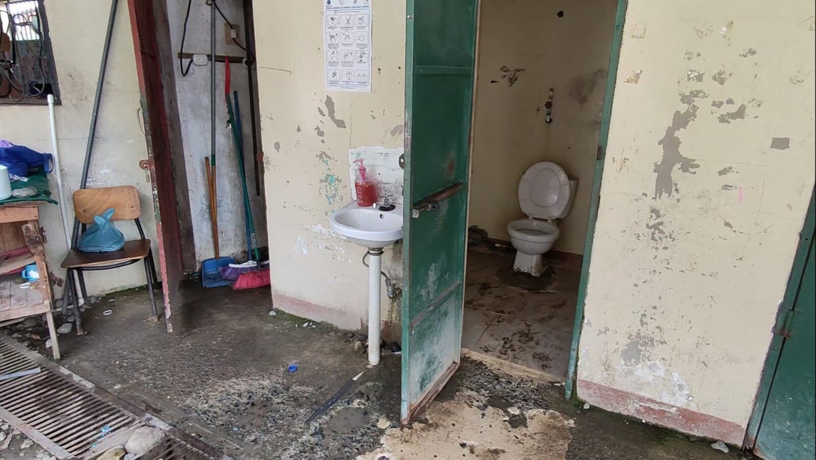 La escuela de barrio Limoncito de Limón está en terribles condiciones.