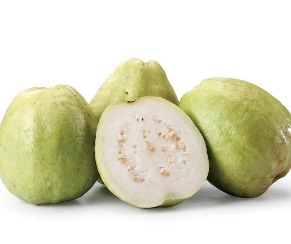 Una guayaba grande contiene 60 kcal
aproximadamente. Su contenido de vitamina C
es muy alto, incluso superior al de la naranja.
Esto la convierte en un excelente
antioxidante y en un alimento protector contra infecciones. Además, aporta
vitaminas del complejo B, indispensable para un buen metabolismo.
También es rica en carotenos, potasio y fibra.