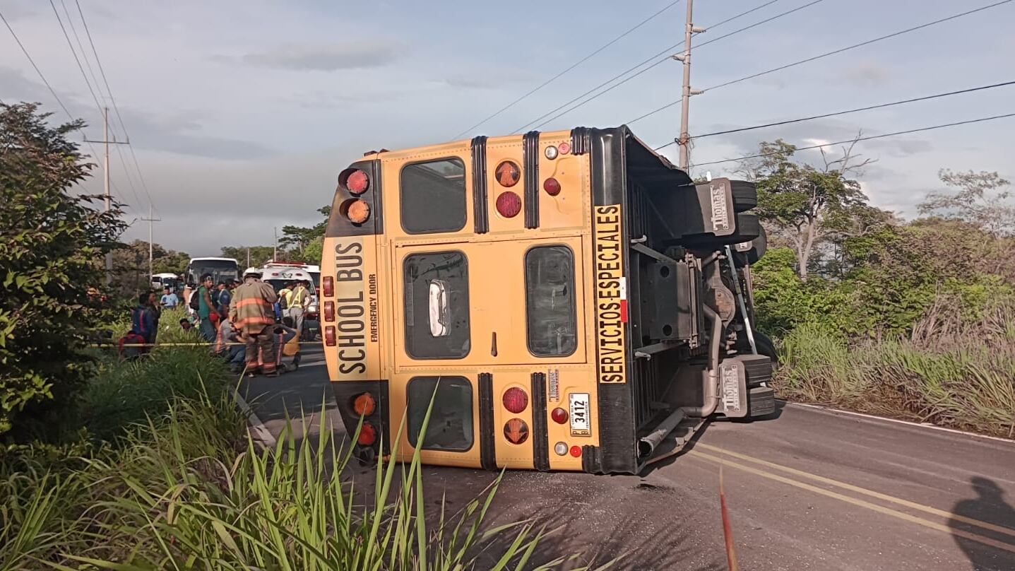 Un bus que al aparecer llevaba 45 trabajadores de una constructora se volcó sobre la carretera y esta situación generó que los ocupantes sufrieran fuertes golpes y uno de ellos quedara en condición grave.