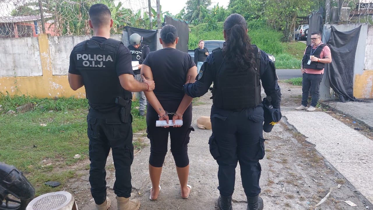 Una mujer de apellido Bell Jiménez, hija del empresario pesquero Gilbert Bell Fernández, alias Macho Coca, fue detenida por las autoridades judiciales por ser sospechosa de seguir los pasos de los que vinculan a su papá. Foto: Recope