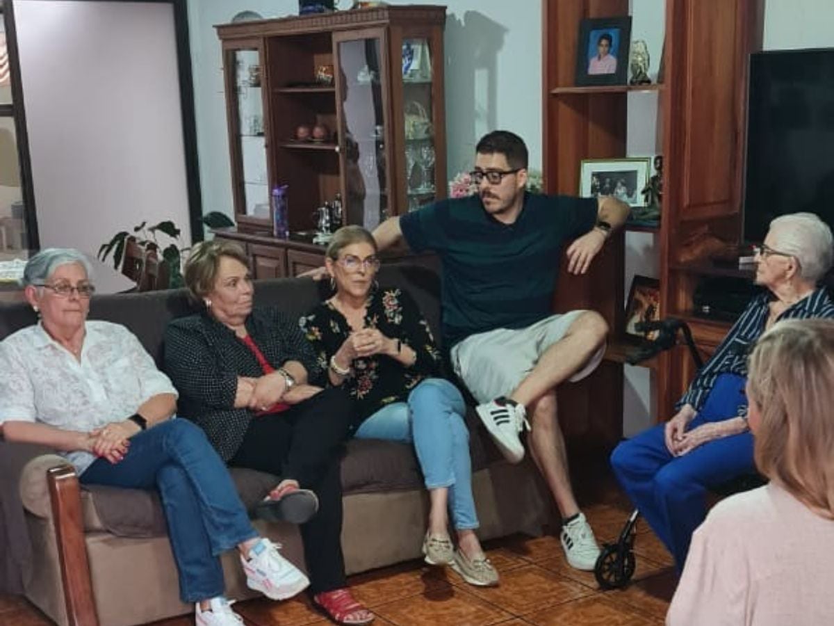 A Doña Celia (de negro con las manos juntas) y su familia aún les cuesta dimensionar su historial familiar.