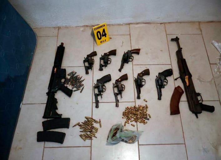 El hombre tenía dos fusiles de asalto, así como siete revólveres dentro de su vivienda.