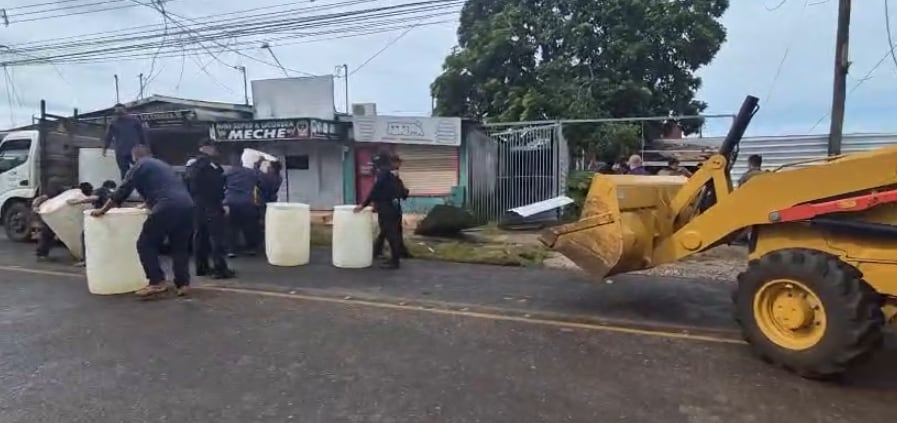 Un decomiso de 750 litros de combustible llevó a las autoridades judiciales y a Recope hasta una propiedad en Esparza, Puntarenas. Foto: Recope