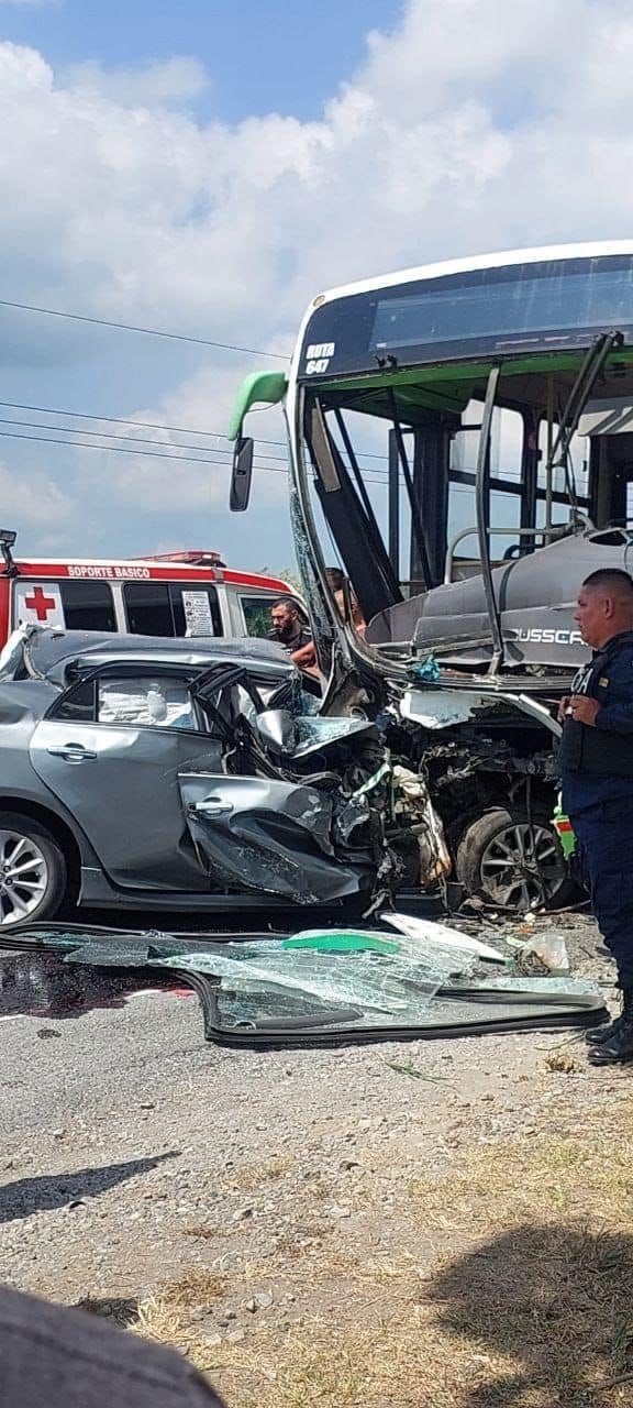 Choque entre carro y bus en golfito.
