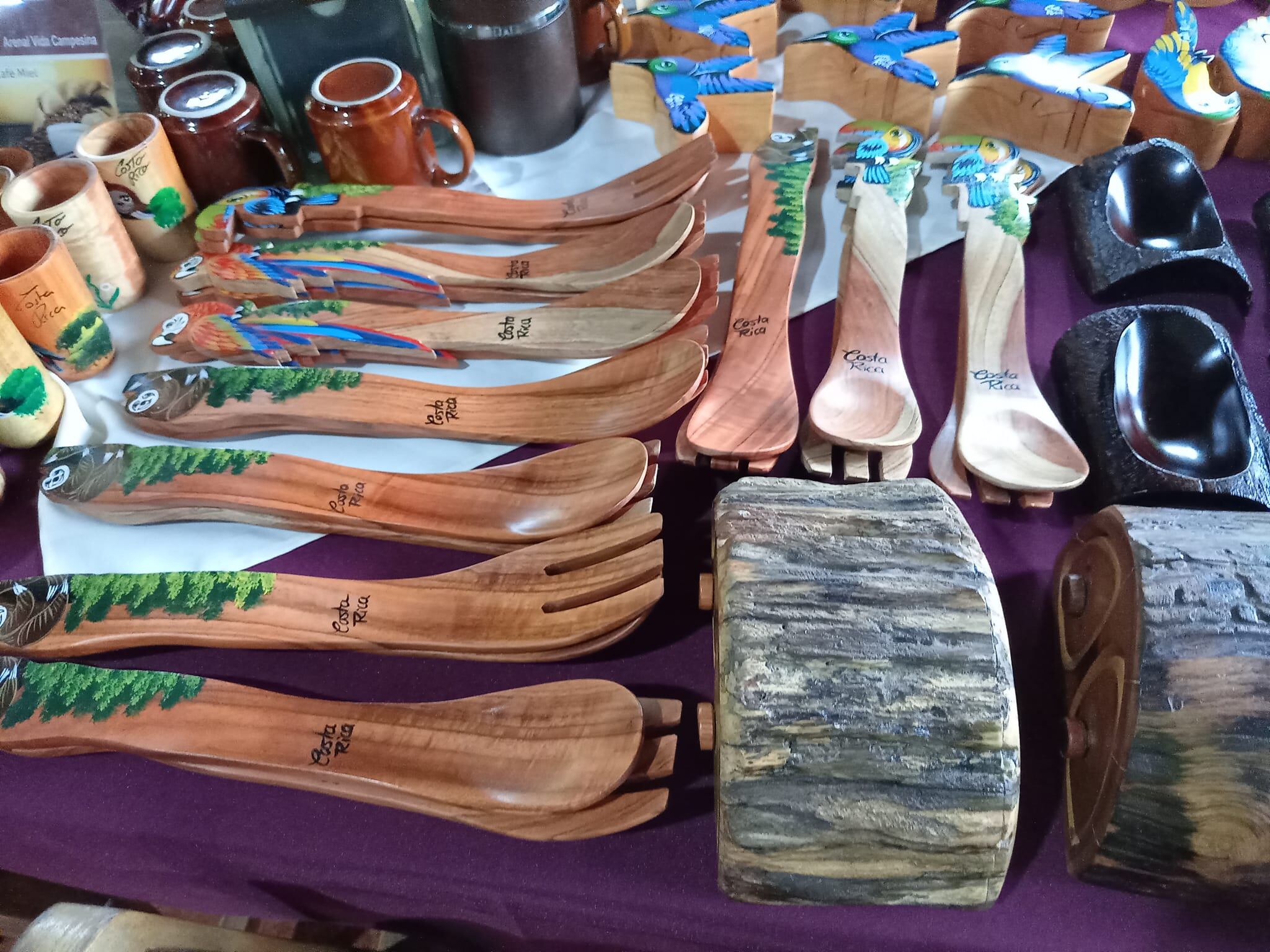 Juan Diego Hidalgo Rojas es un artesano de Grecia. Nació con 3 dedos menos en las manos.