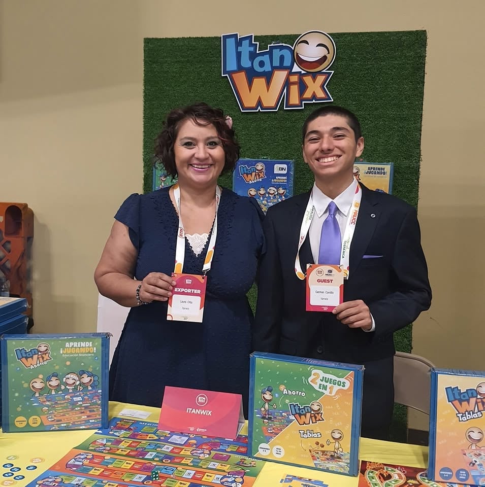 Doña Laura Ortiz creó un juego en cartulina para ayudar a su hijo a estudiar las tablas de multiplicar; 12 años después, Itanwix exporta juegos educativos y combate el deterioro cognitivo.