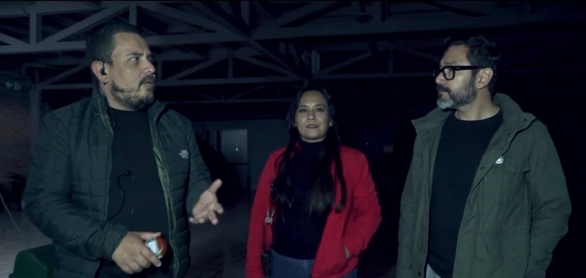 El temido Hombre del Sombrero, una de las figuras paranormales más inquietantes que se han reportado en Costa Rica, también ronda el edificio de la Cadena Radial Costarricense, ubicado en La Uruca. En la foto, Israel Barrantes (izquierda), Andrea Salas y el locutor Ronny Quesada