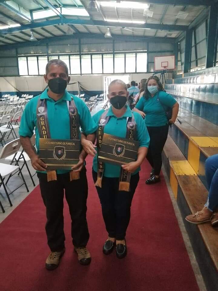 doña Damaris Núñez Céspedes (de 53 años) a su esposo, Felipe Corrales Díaz (52 años), se graduaron el 20 de enero del 2022 de noveno año en el Liceo Nocturno de Puriscal