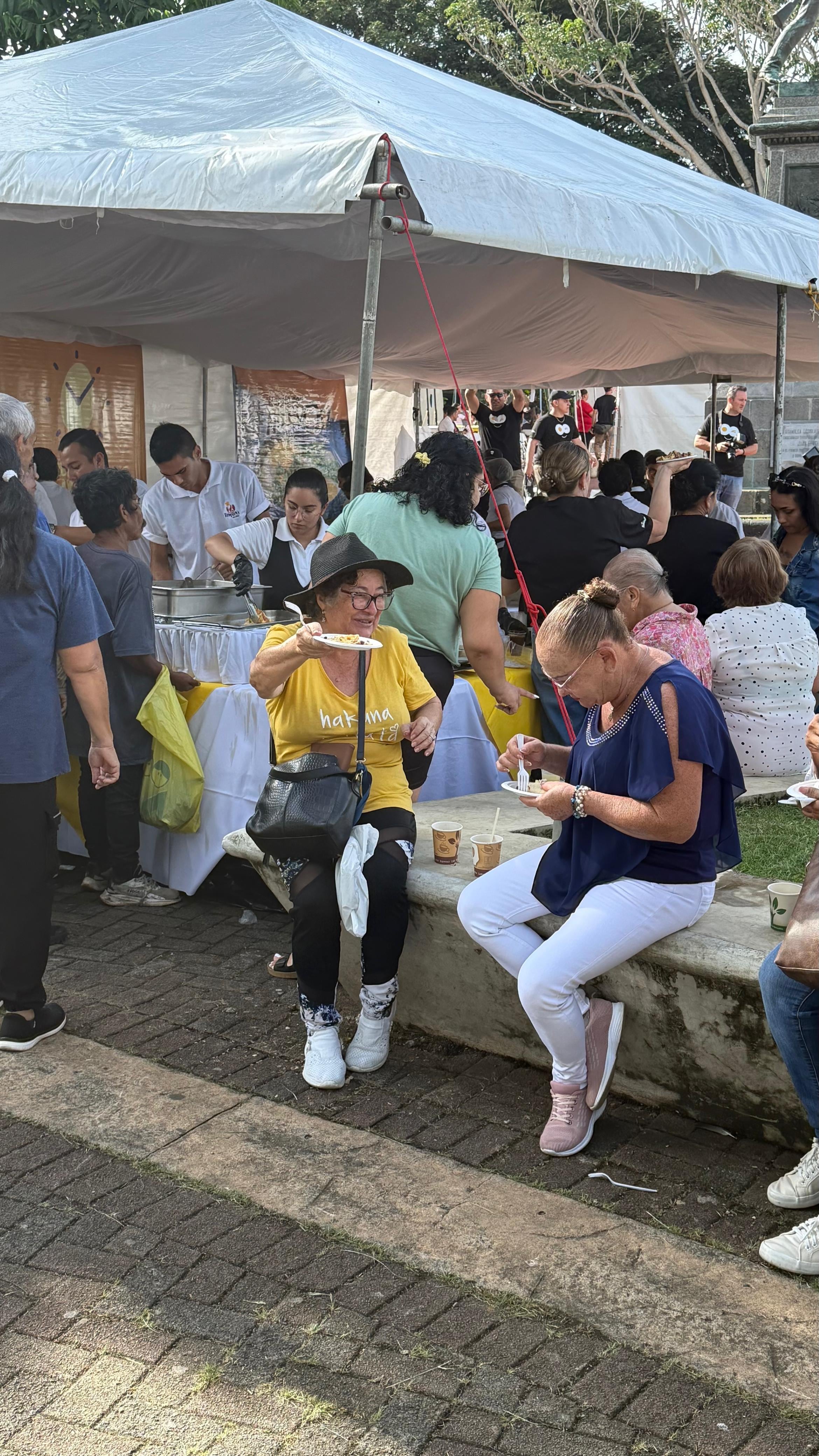 El Día Mundial del Huevo 2026 se celebró el viernes 9 de octubre, de 7:30 a. m. a 11:00 a. m., en el Parque Juan Santamaría, en Alajuela. Se repartieron más de 3.000 desayunos gratuitos, con los huevos como protagonistas.