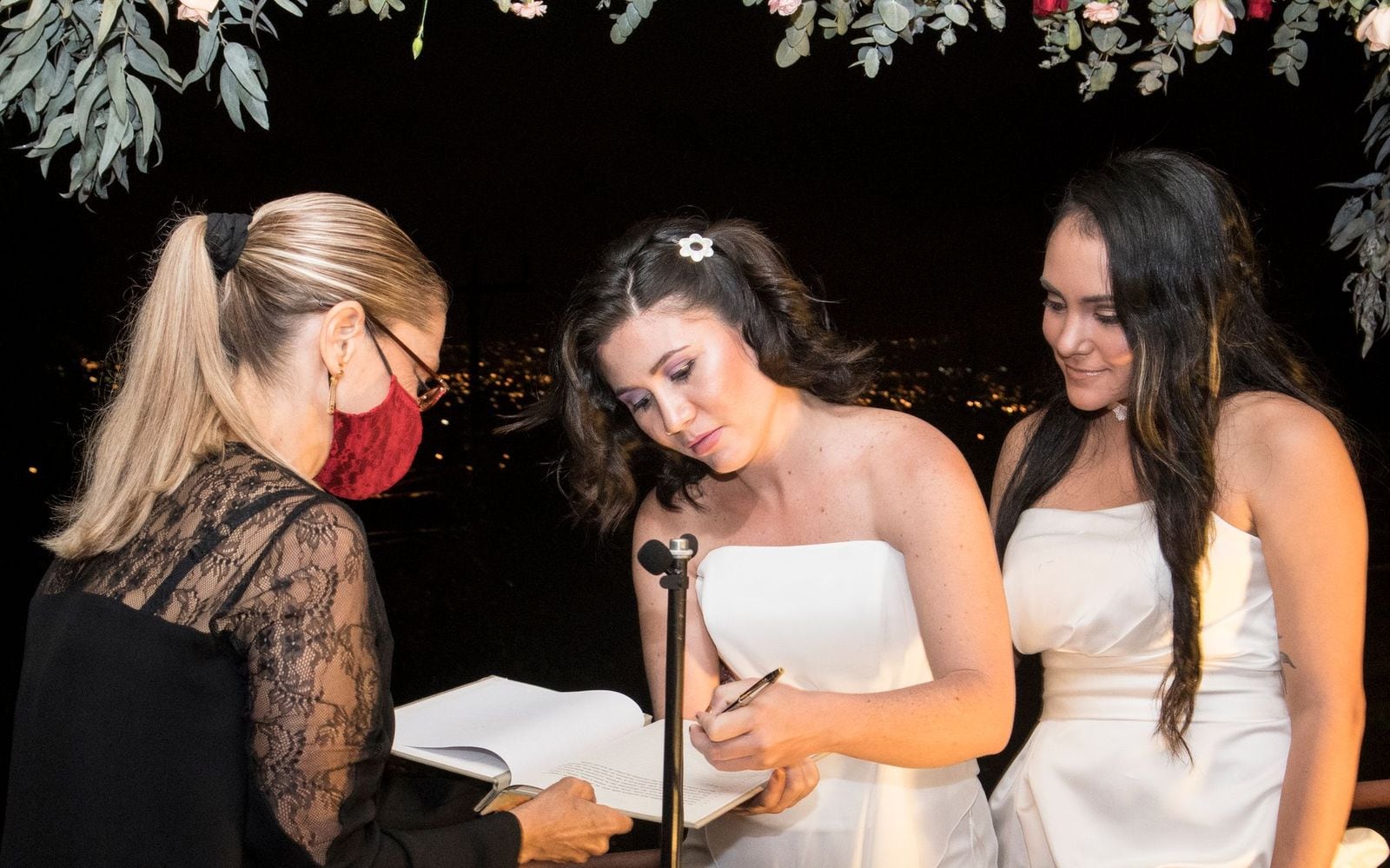 Daritza Araya Arguedas, de 24 años de edad y técnica judicial, se casó con Alexandra Quirós Castillo, una estudiante de 29 años, este 26 de mayo, a las 0 horas con 10 minutos, convirtiéndose así en la primera pareja del mismo sexo que se casa civilmente en Costa Rica.