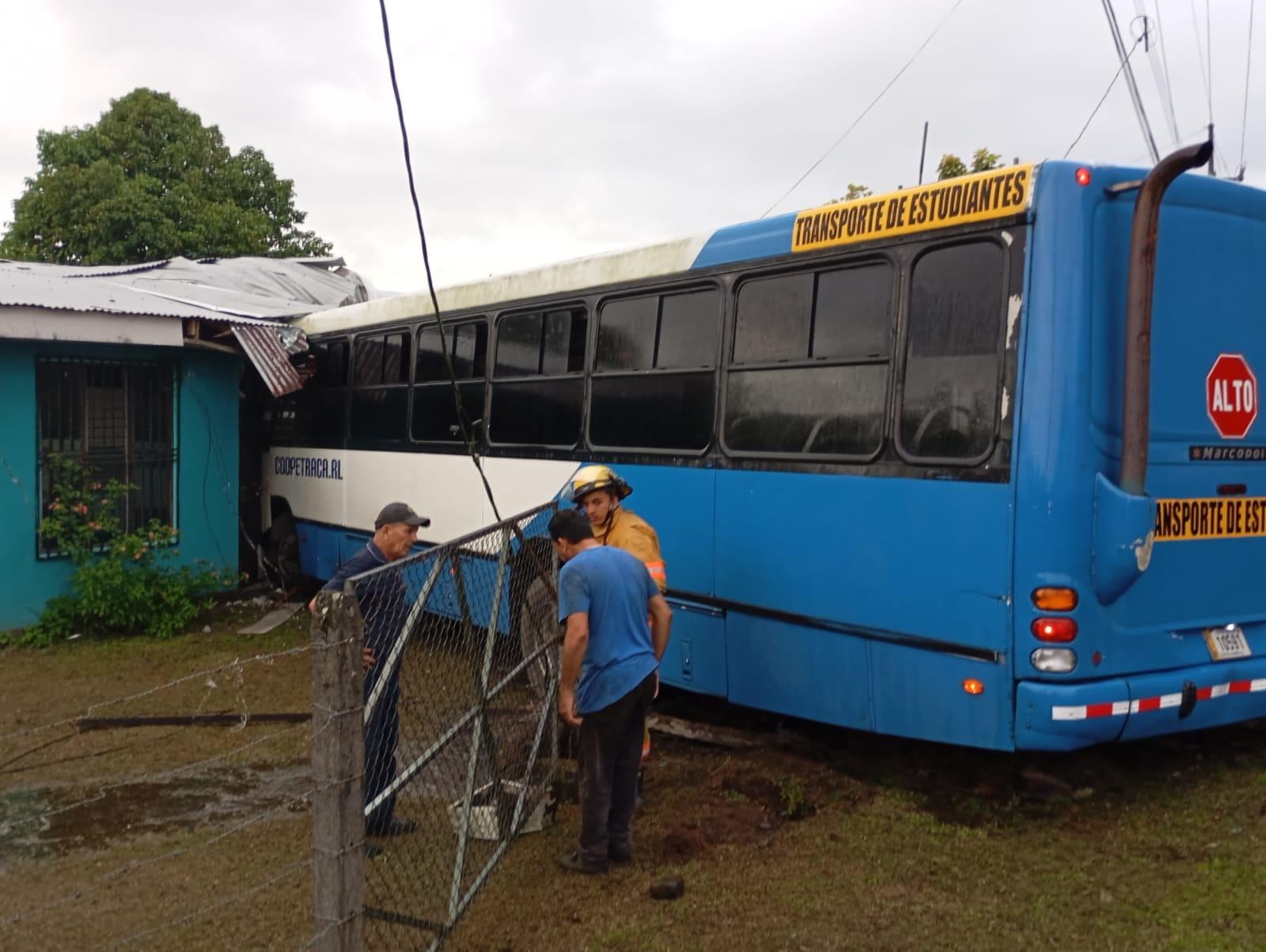 En la imagen el autobús que colisionó de frente con la vivienda