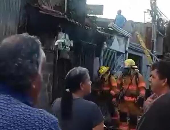 Incendio, bomberos ingresan a casa.