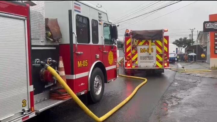 Unidades de bomberos atienden la emergencia