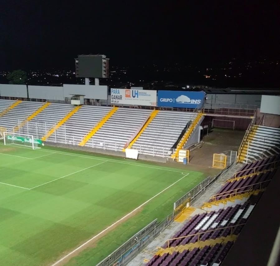 El estadio Ricardo Saprissa ya no tiene las vallas que le colocaron cuando redujeron el aforo. Cortesía.