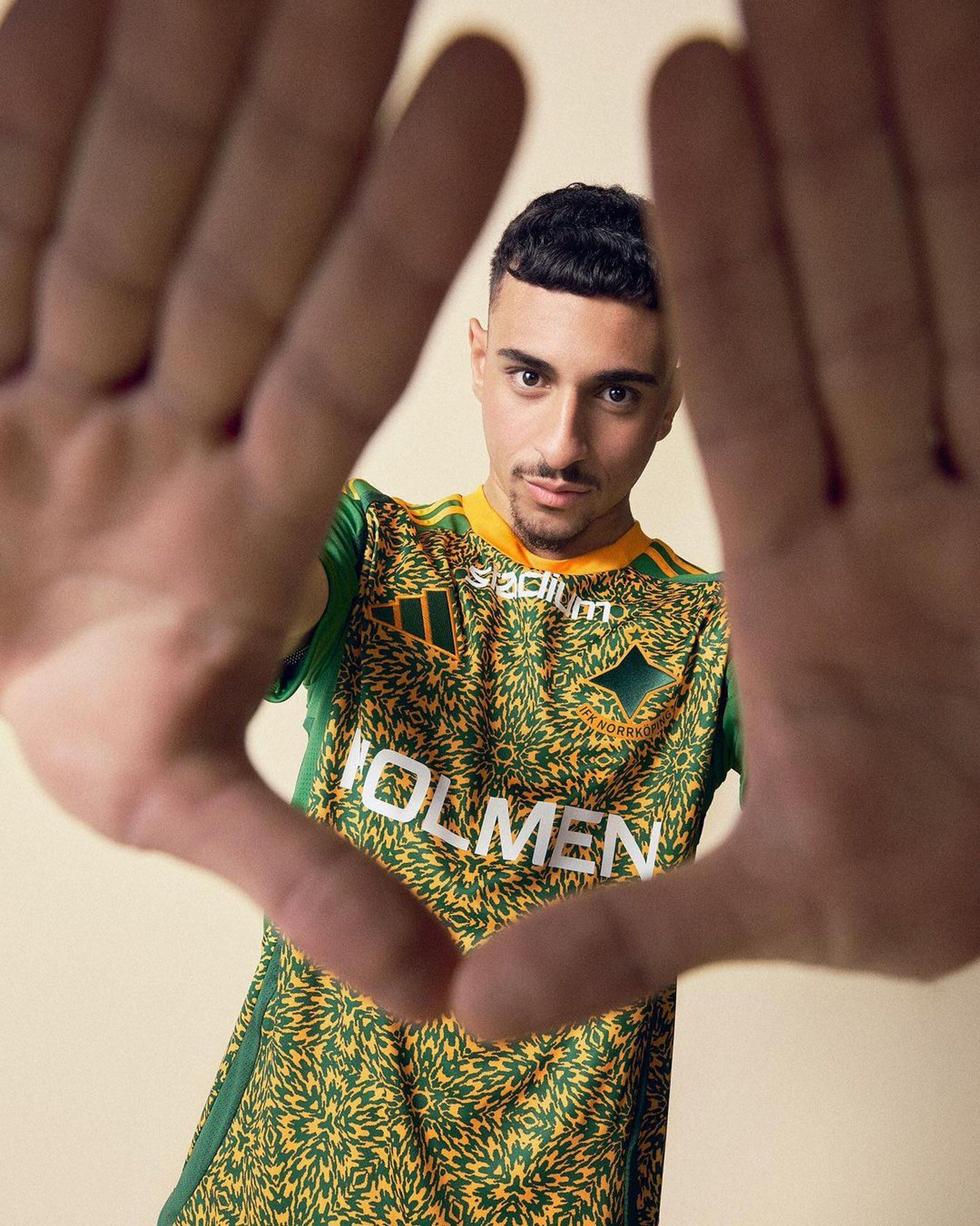 El IFK Norrkoping de Suecia sacó una camiseta igual a la de Costa Rica. Foto: Twitter