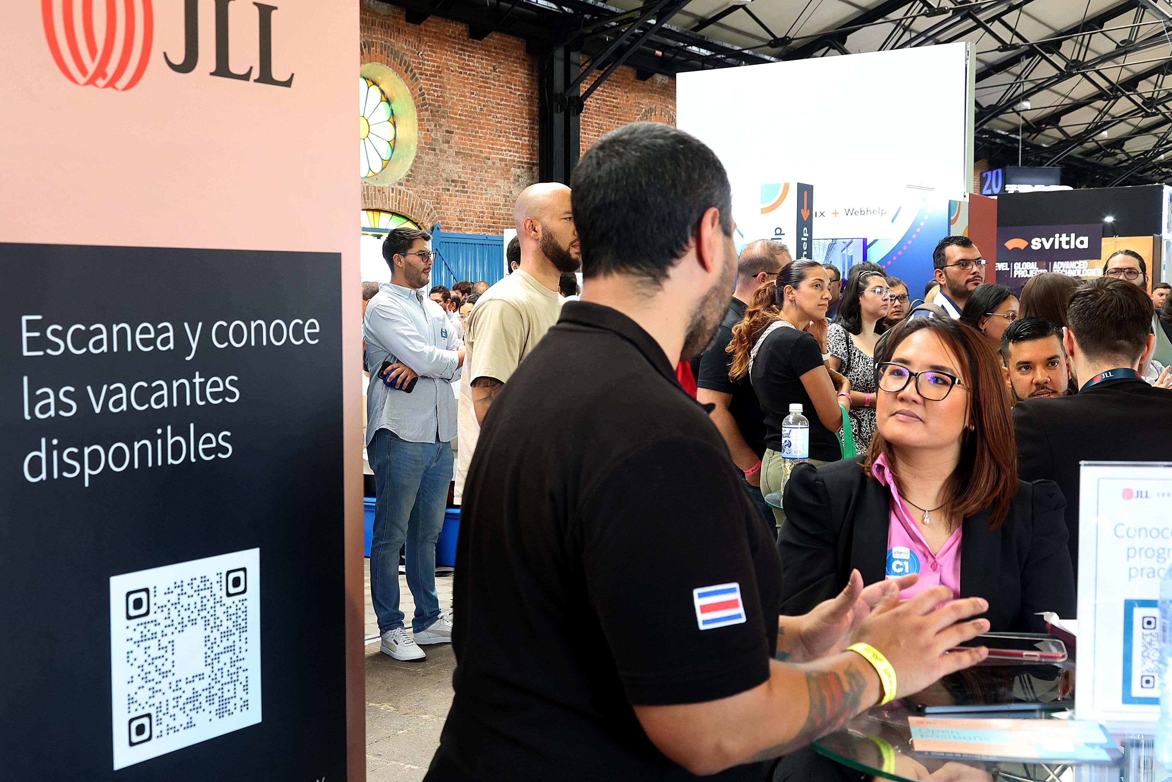 05/04/2024 Antigua Aduana, San José. Cientos de personas asistieron este viernes, desde muy temprano, a la feria de empleo multilingüe. Foto: Rafael Pacheco Granados