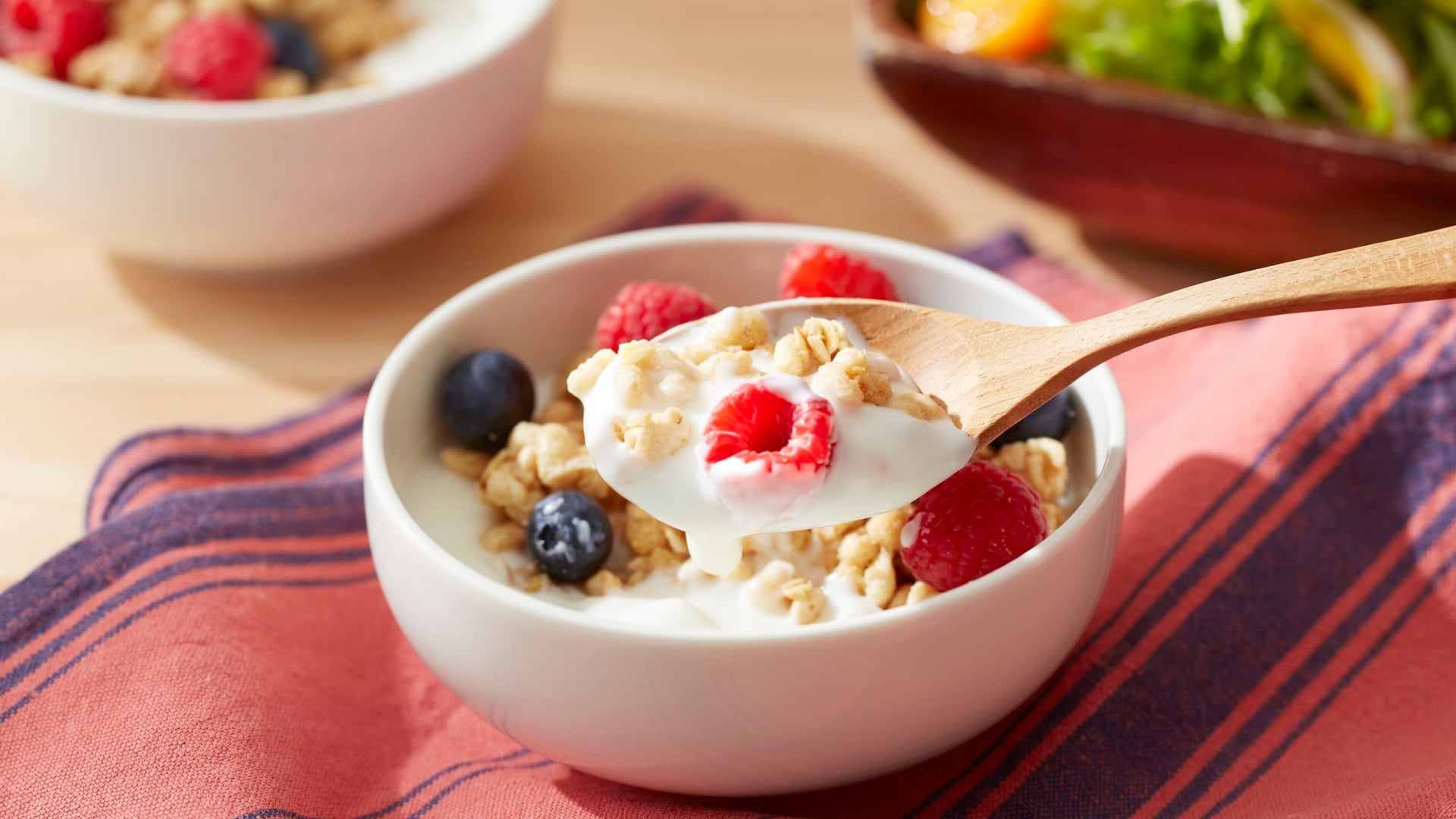 Yogur griego y avena ofrecen proteínas, fibra y probióticos que mejoran la digestión y controlan el apetito desde el desayuno.