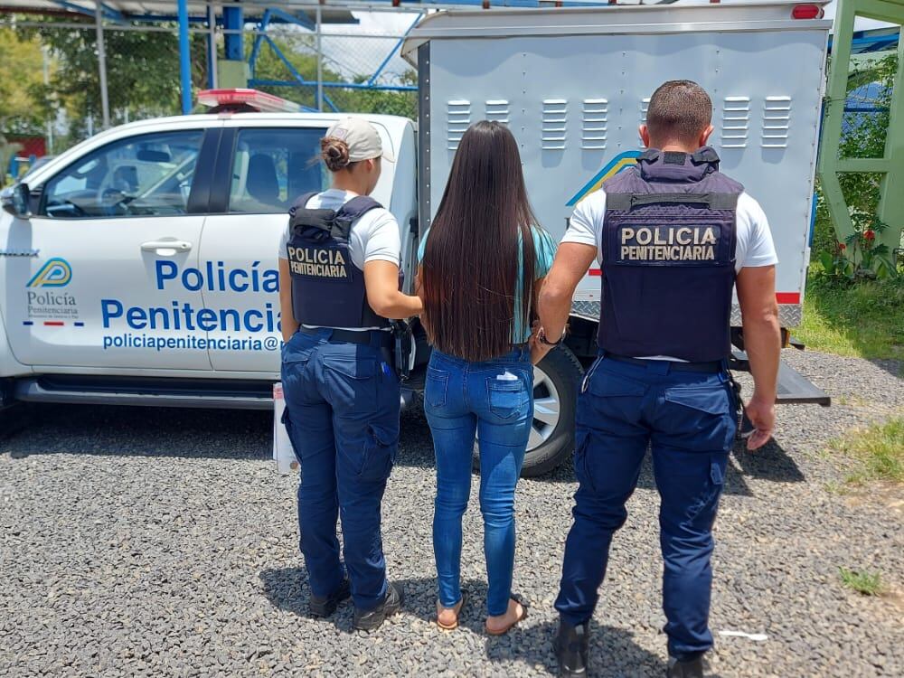 La mujer llevaba ocultó en sus partes íntimas un frasco con aceite de cánnabis. Foto Ministerio de Justicia.