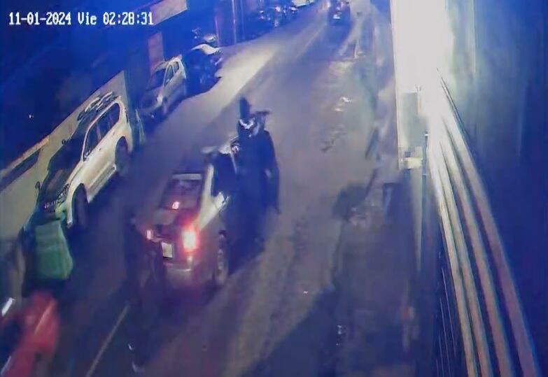 Una cámara de seguridad grabó el momento del violento ataque.