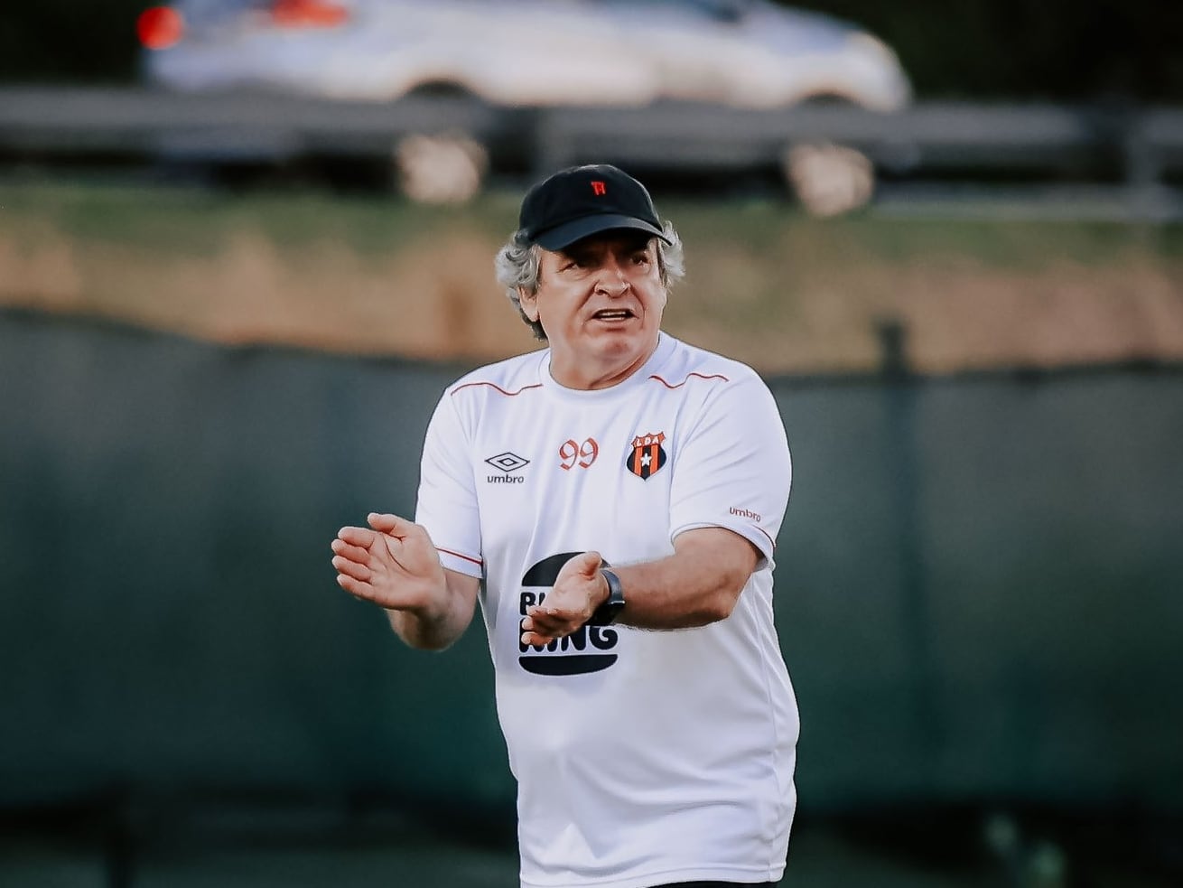 Óscar Ramírez firmó un contrato por catorce meses con Liga Deportiva Alajuelense. Su nuevo ciclo con la Liga empezó este Viernes Santo.