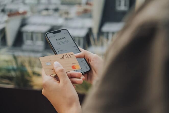 Green-Got es un banco en línea que invierte el dinero de sus 13.000 clientes únicamente en proyectos que promueven la transición ecológica. Creada en 2019, Green-Got ofrece cuentas bancarias y productos de ahorro, pero sin ser una entidad de crédito. El lema de la compañía es: “Su dinero ya no financiará el calentamiento global. Una cuenta para descarbonizar su vida diaria y productos de ahorro para financiar la transición ecológica”. Foto: Green-Got