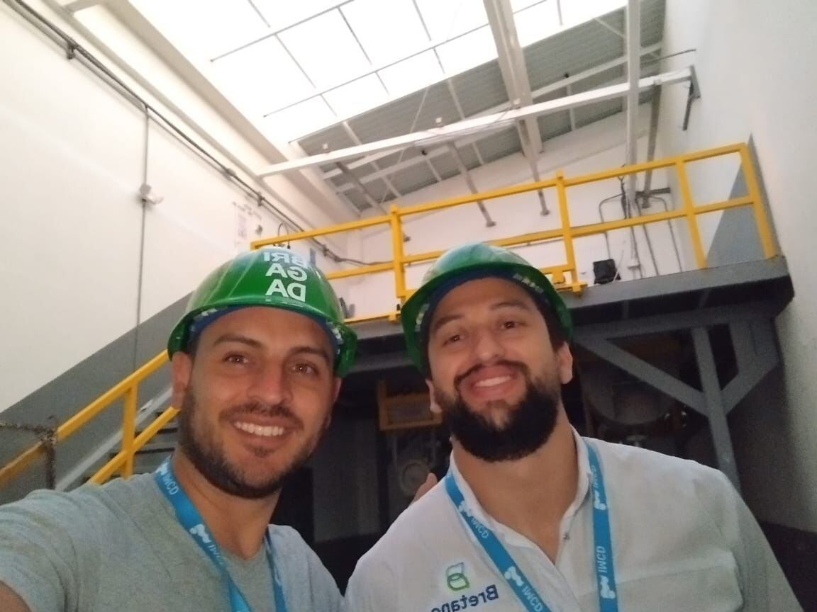 A Óscar Arias Gutiérrez la vida le sabe a humo, esfuerzo y carne bien cocinada. Este domingueño de 33 años, ingeniero industrial de profesión, esposo amoroso de doña Laura y papá de un emprendimiento que se llama Smoke Shack Grill